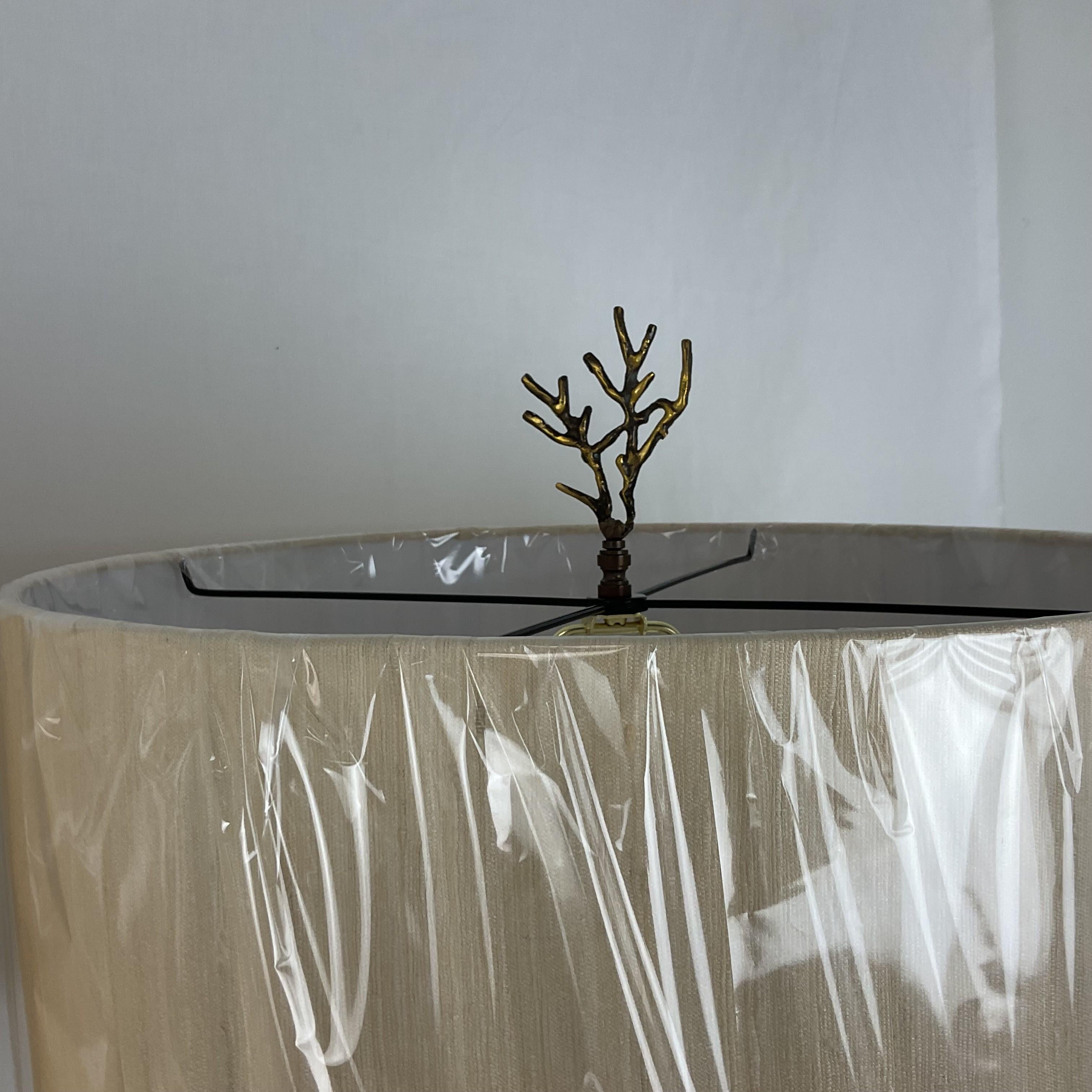 Lámparas de concha natural sobre bases de lucite con pantallas y remates en Bueno estado para la venta en West Palm Beach, FL