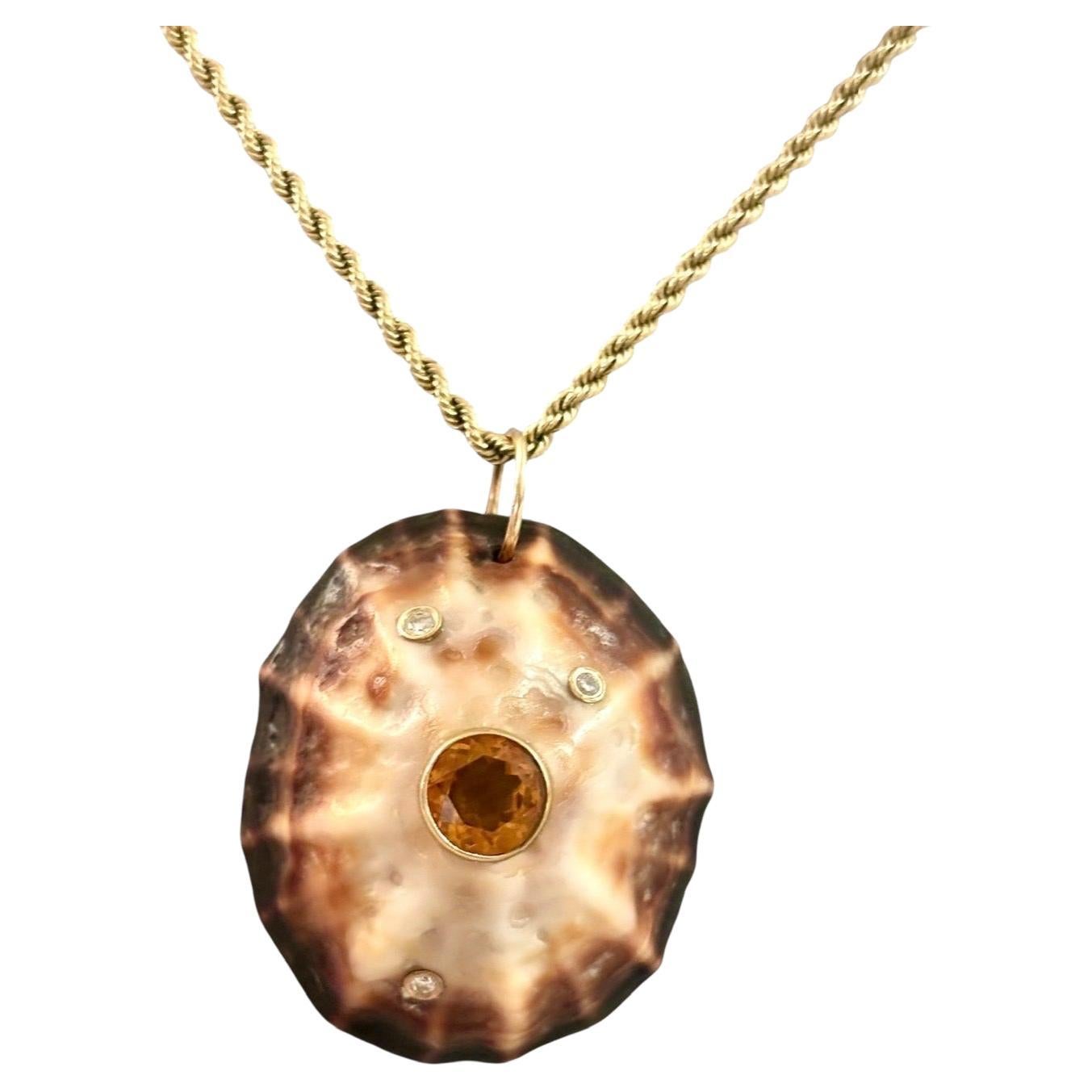 Natural Shell Pendant with Citrine, Diamonds 
14k Gold in vendita