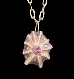 Ciondolo a forma di conchiglia naturale con tormalina rosa, diamanti e oro 14k