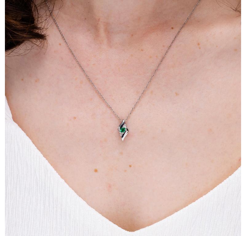 Natural Shell Style Oval Emerald and Diamond Pendant in 14K White Gold In New Condition For Sale In Los Angeles, CA