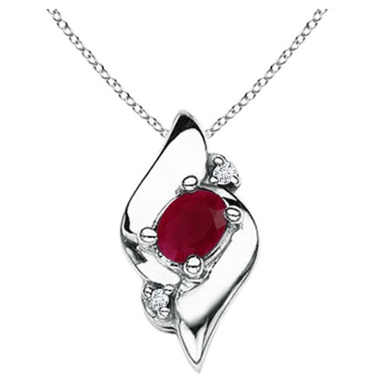 Colgante de Rubí Ovalado Estilo Concha Natural y Diamante en Oro Blanco de 18 K