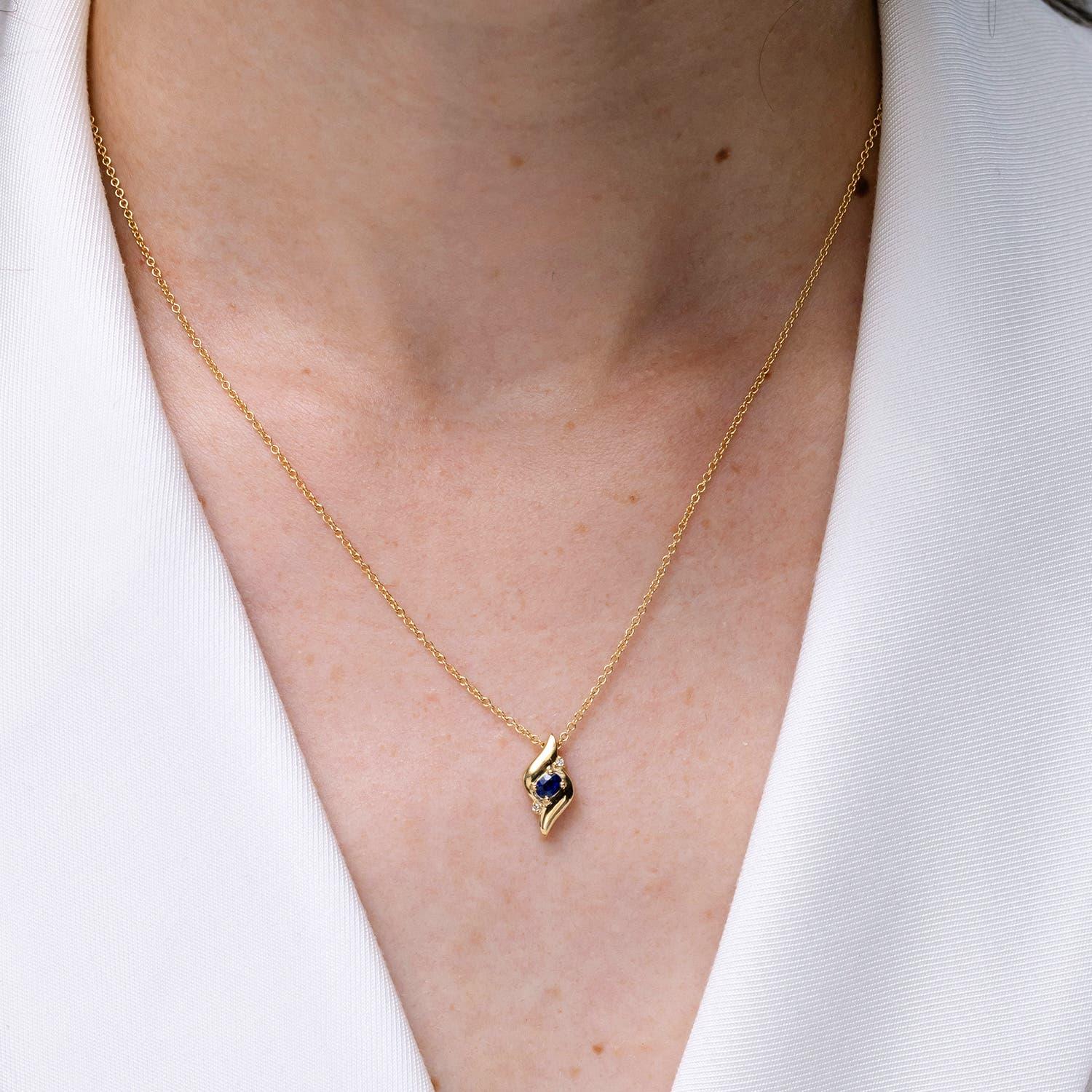Moderno Ciondolo con zaffiro ovale e diamante in stile conchiglia Nature in argento 925 in vendita