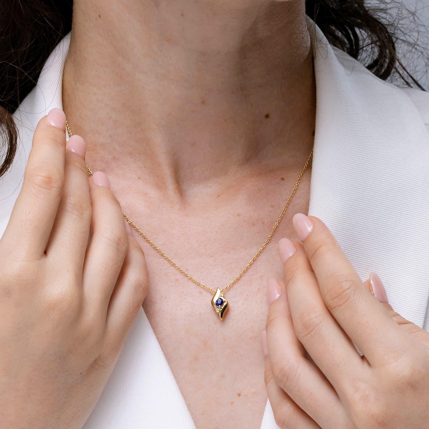 Taglio ovale Ciondolo con zaffiro ovale e diamante in stile conchiglia Nature in argento 925 in vendita