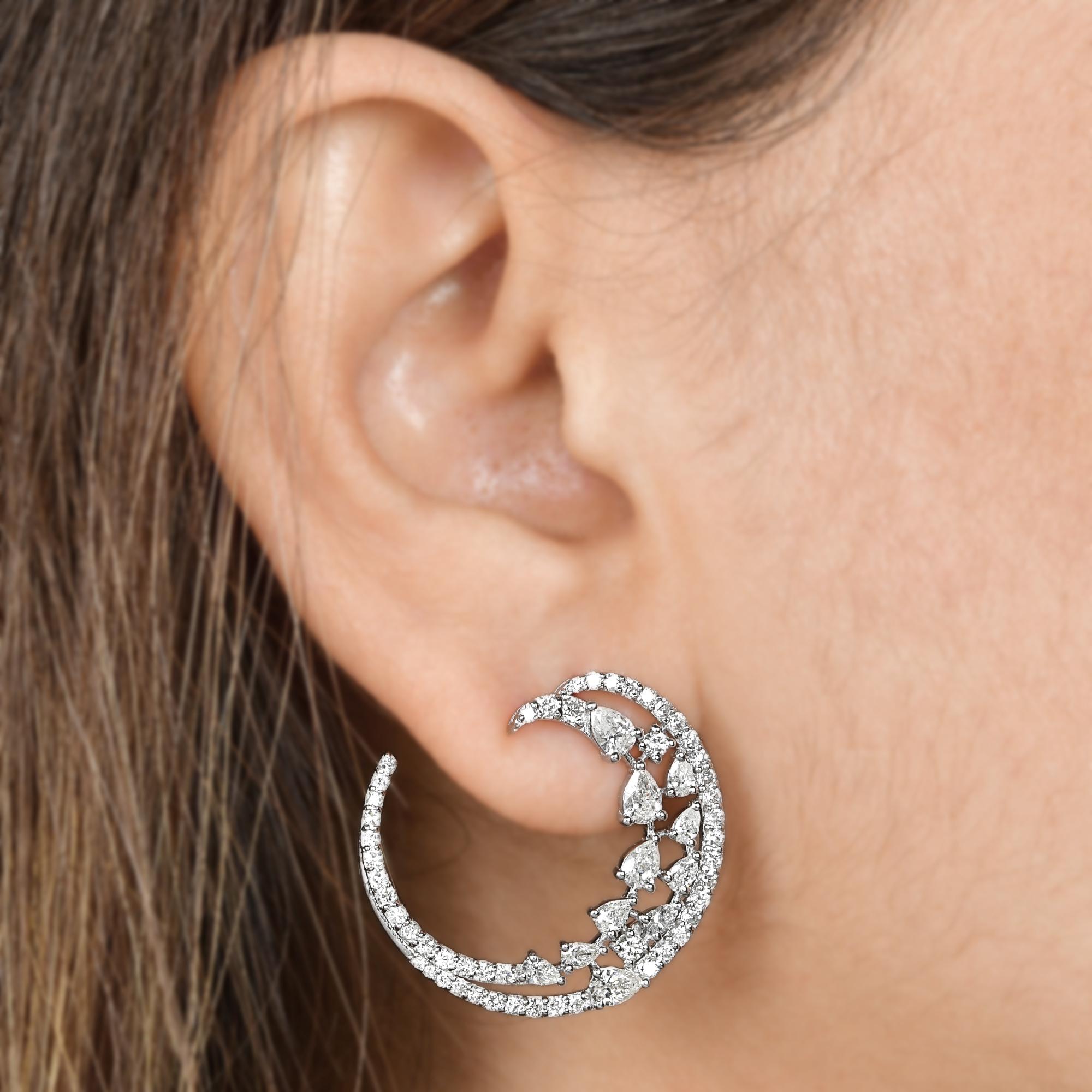 Taille ronde Boucles d'oreilles en or blanc 14k avec diamant naturel SI Clarity HI Color Crescent Moon Hoop Ears en vente