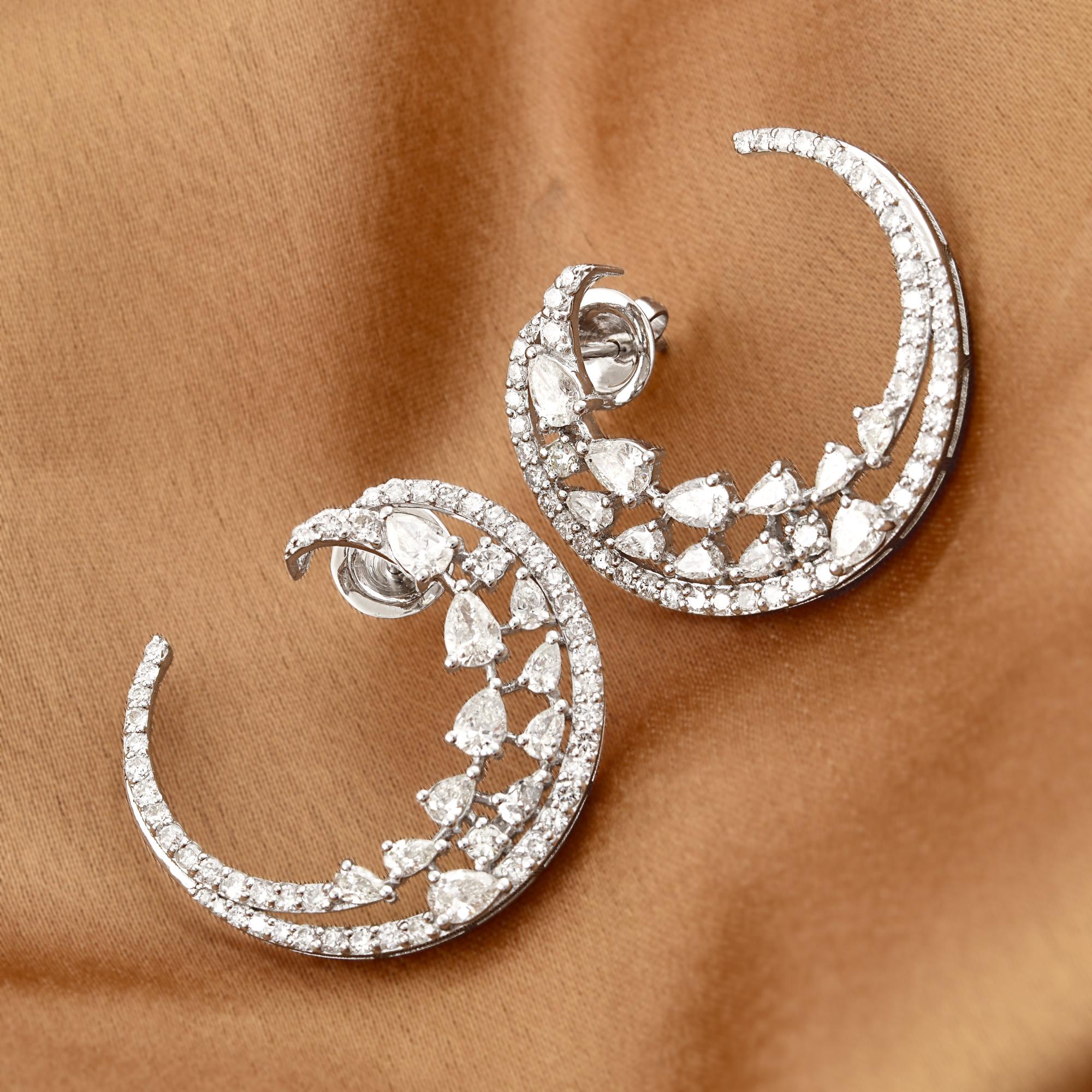 Diese exquisiten Ohrringe sind aus 18-karätigem Gold gegossen und mit 3,25 Karat funkelnden Diamanten besetzt.

FOLLOW SPECTRUM JEWELS Storefront, um die neueste Collection'S und exklusive Stücke zu sehen. Spectrum Jewels ist stolz darauf, ein Top