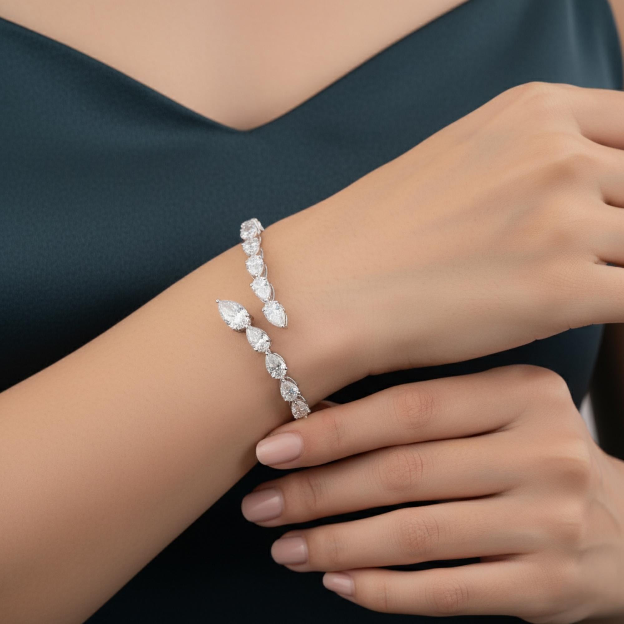 Este brazalete puño de oro blanco de 18 quilates con diamantes talla pera engastados en direcciones opuestas en los extremos abiertos del brazalete en la parte delantera.
Los diamantes son un símbolo universal de eternidad y fuerza. Es una piedra de