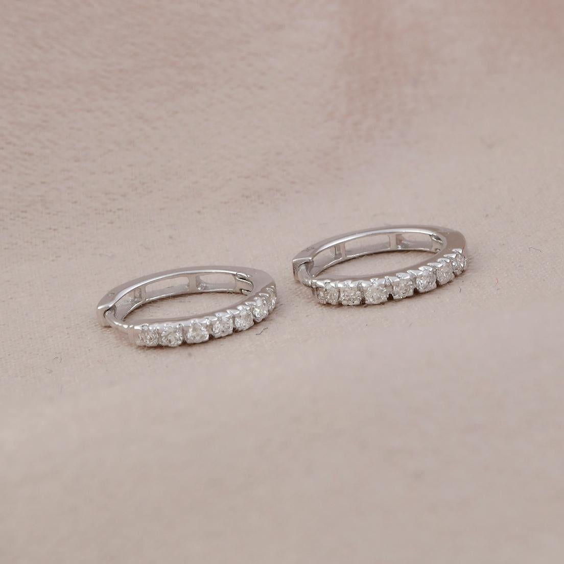 Natürliche natürliche SI Reinheit HI Farbe runder Diamant feine Creolen 18 Karat Weißgold (Rundschliff) im Angebot