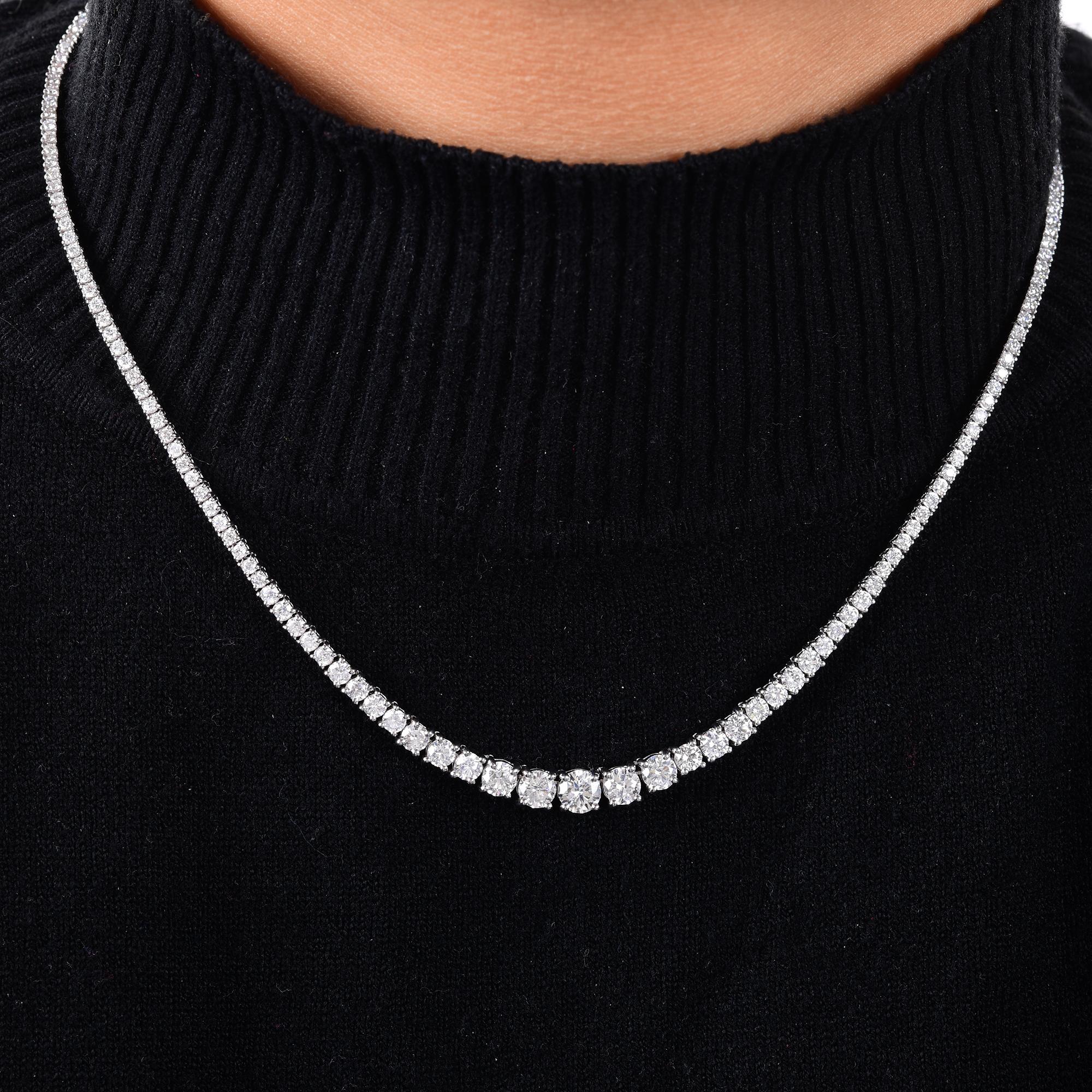 Diese Halskette aus 14 Karat Weißgold mit einem natürlichen SI/H-Diamanten von 5,23 Karat zeichnet sich durch abgestufte Diamanten aus, die über die gesamte Kette verteilt sind, wobei sich der größte in der Mitte befindet. 
Diamanten sind ein