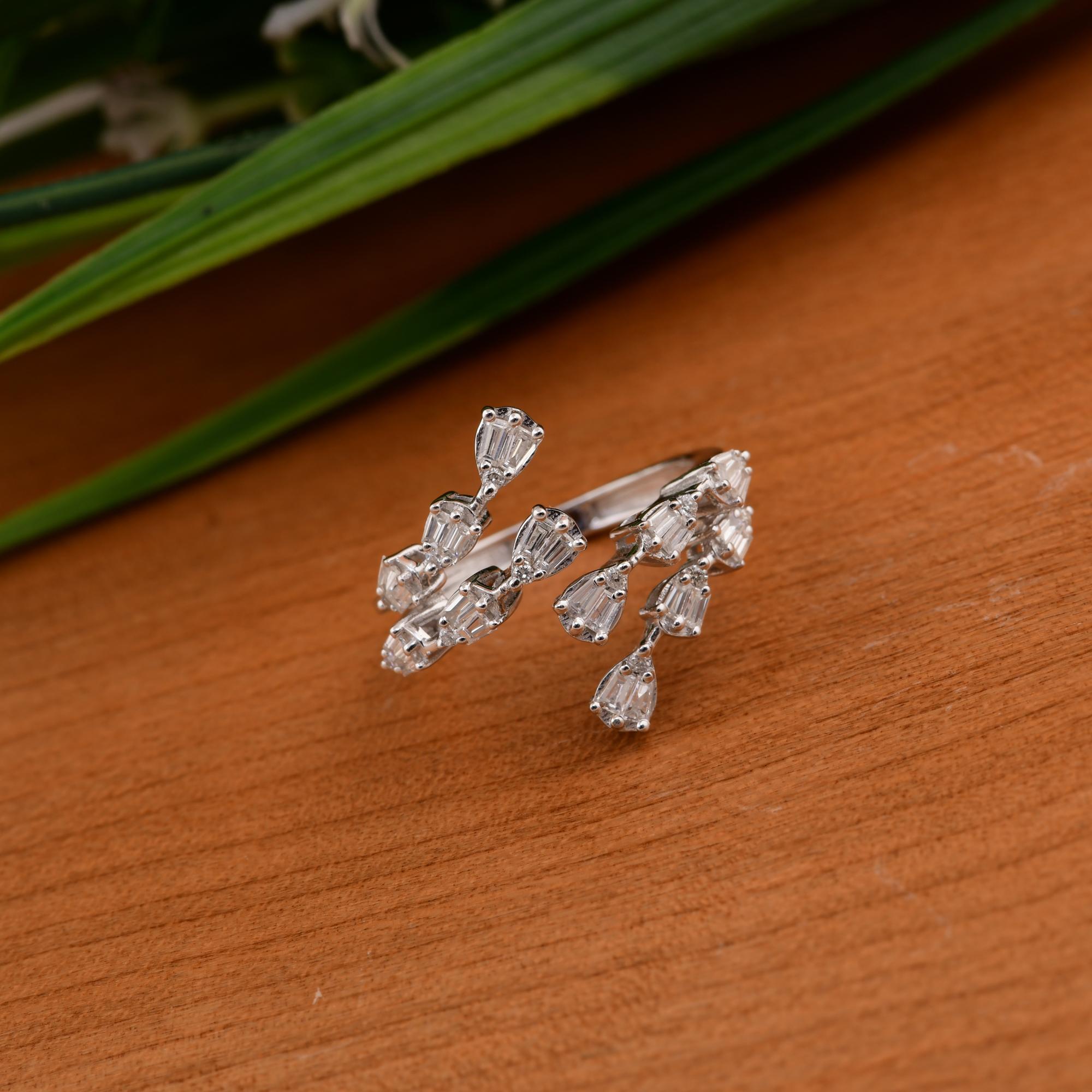 Boucles d'oreilles en or blanc 18 carats avec diamants taille baguette brillants naturels SI/H Neuf - En vente à Diera, Dubai