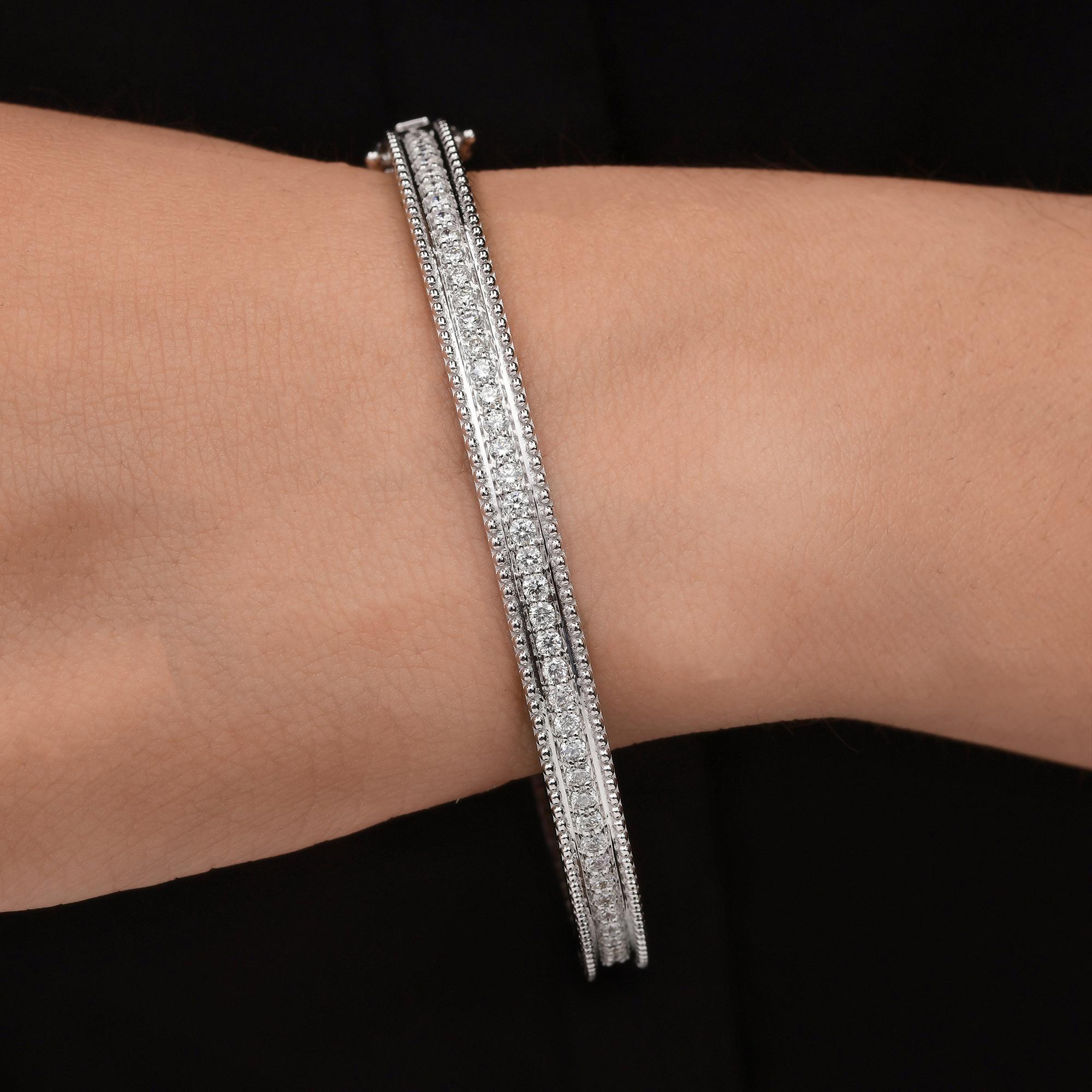 Bracciale Bangle con diamanti naturali SI/H Regalo di fidanzamento per donne in oro bianco 14 carati
Il bracciale è caratterizzato da diamanti di taglio rotondo disposti in fila che rendono il design audace e ampio. Con una vestibilità comoda e una
