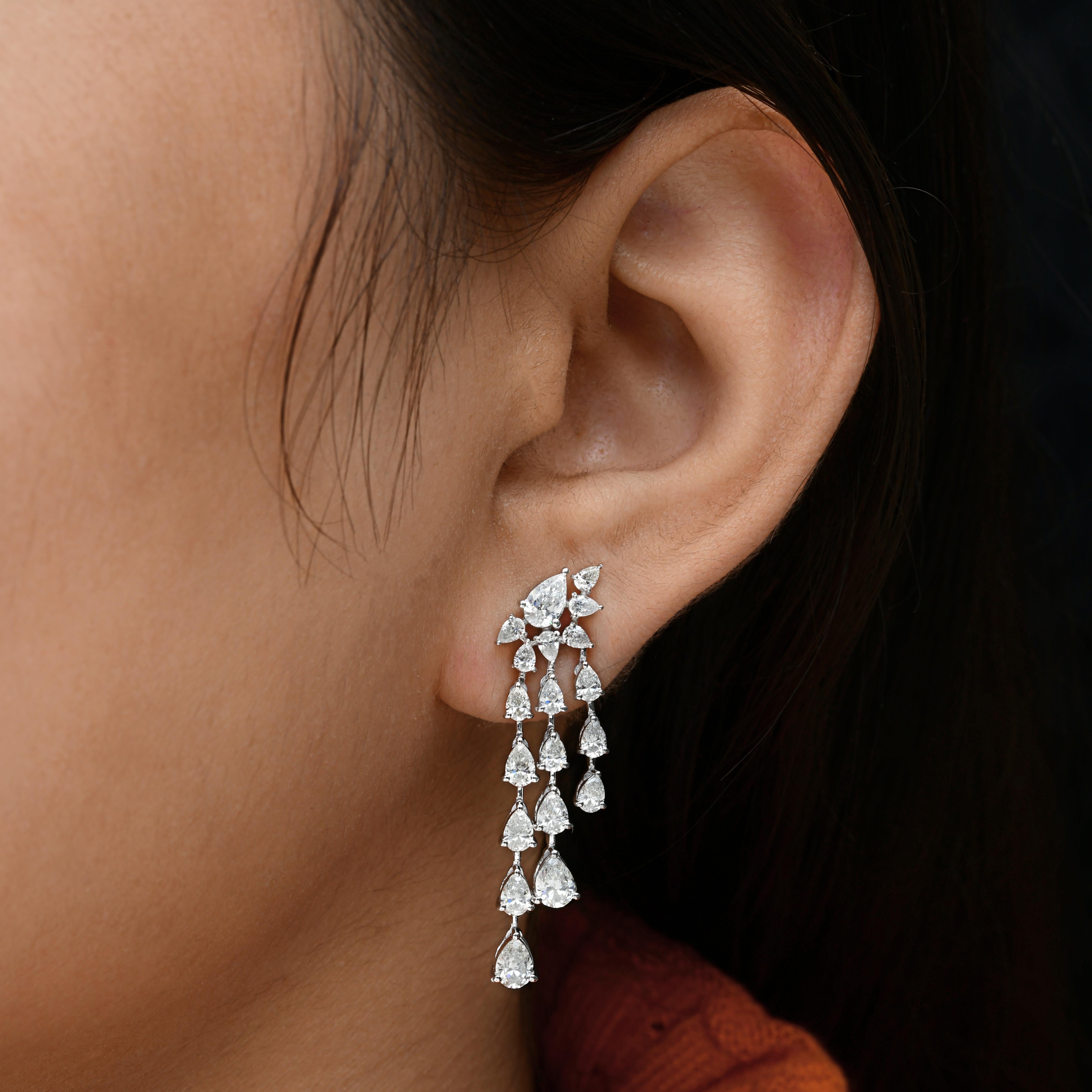 Orecchini pendenti con diamante naturale SI/H in oro bianco 14 carati Regalo di fidanzamento
Il design inizia con un gruppo di diamanti con taglio a pera e marquise disposti in un motivo floreale vicino al lobo dell'orecchio. Sotto il grappolo, tre