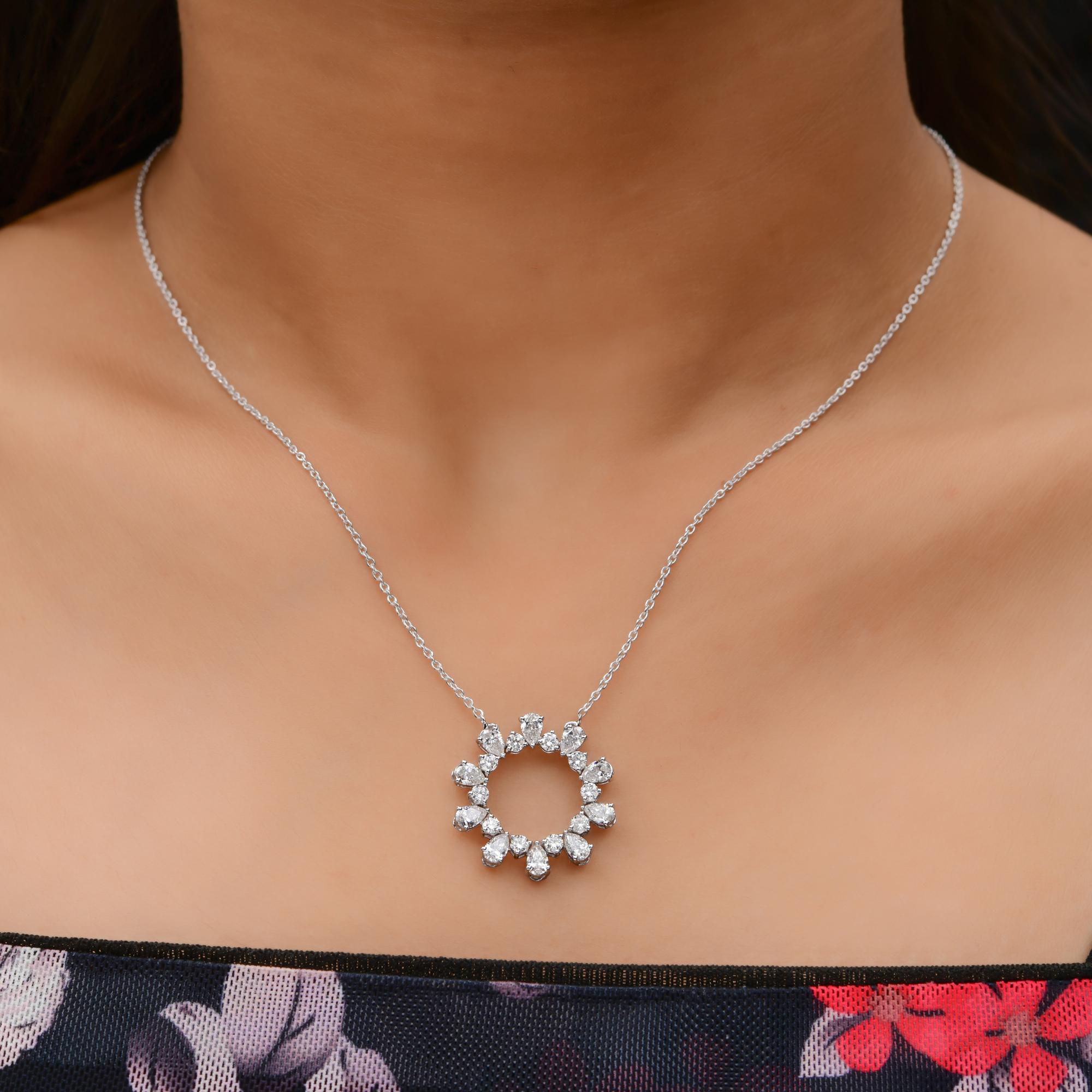 Ce pendentif cercle ouvert en diamant SI/H naturel en or blanc 14 carats présente des diamants ronds et des diamants taille poire sertis alternativement sur le bord du cercle, la taille poire pointant à l'intérieur du cercle.
Les diamants sont un