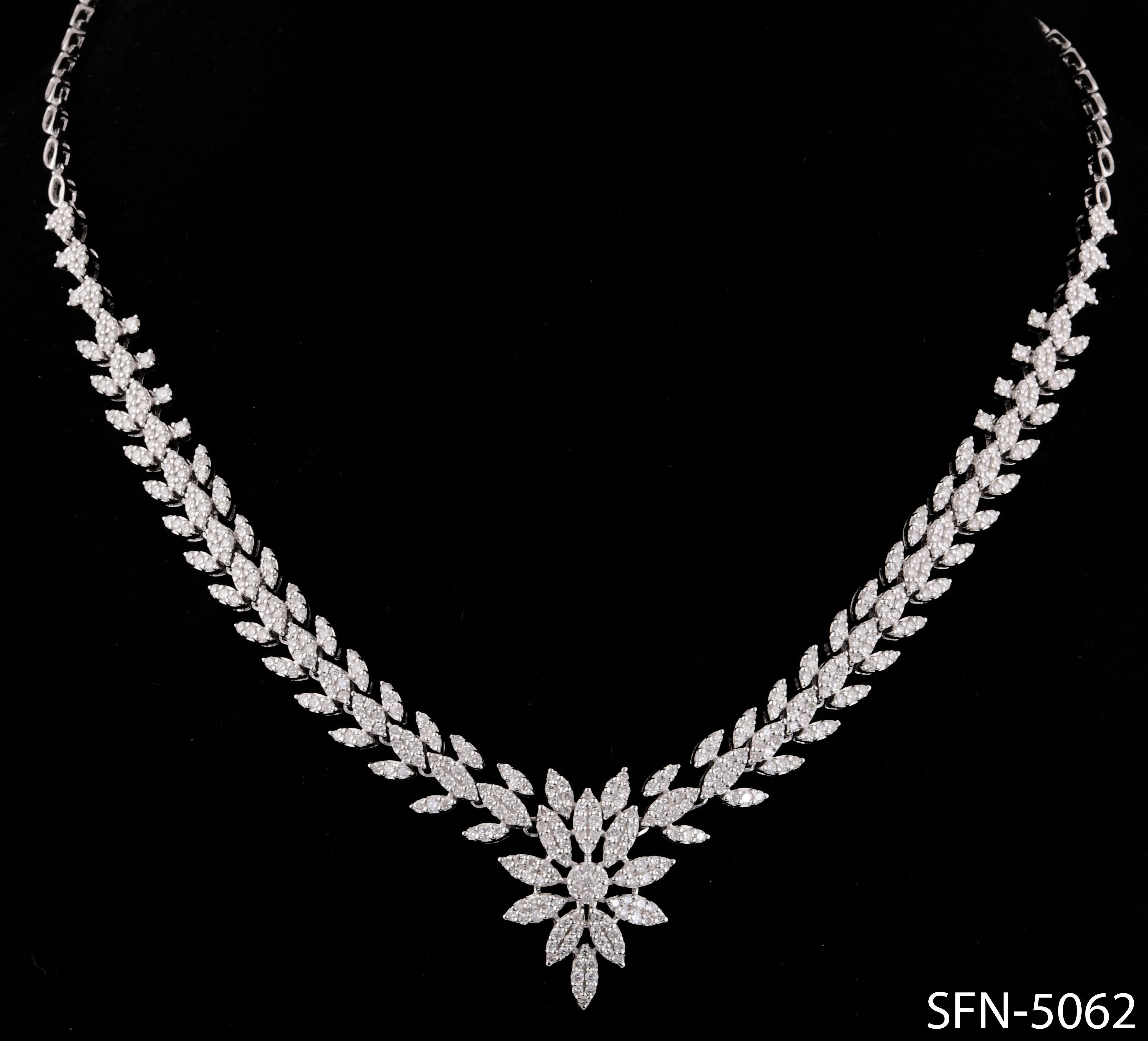 Natural SI/H Diamond Wedding Necklace 14 Karat White Gold Handmade Fine Jewelry For Sale 1