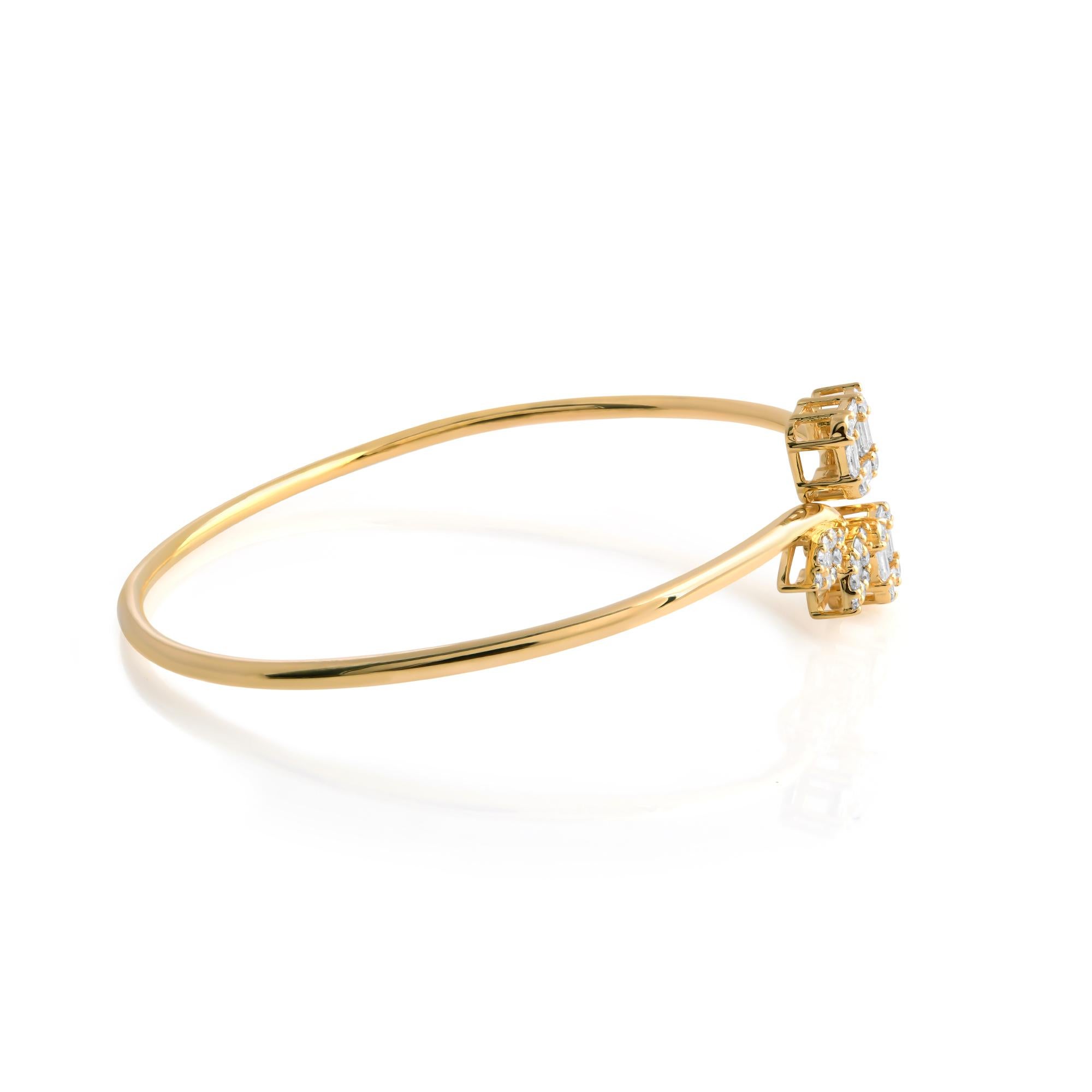 Lassen Sie sich von der zeitlosen Eleganz dieses exquisiten Manschettenarmbands mit natürlichen SI/HI-Baguette-Diamanten aus glänzendem 14 Karat Gelbgold verzaubern. Jede Facette dieses Armbands strahlt Raffinesse und Anmut aus und macht es zu einer