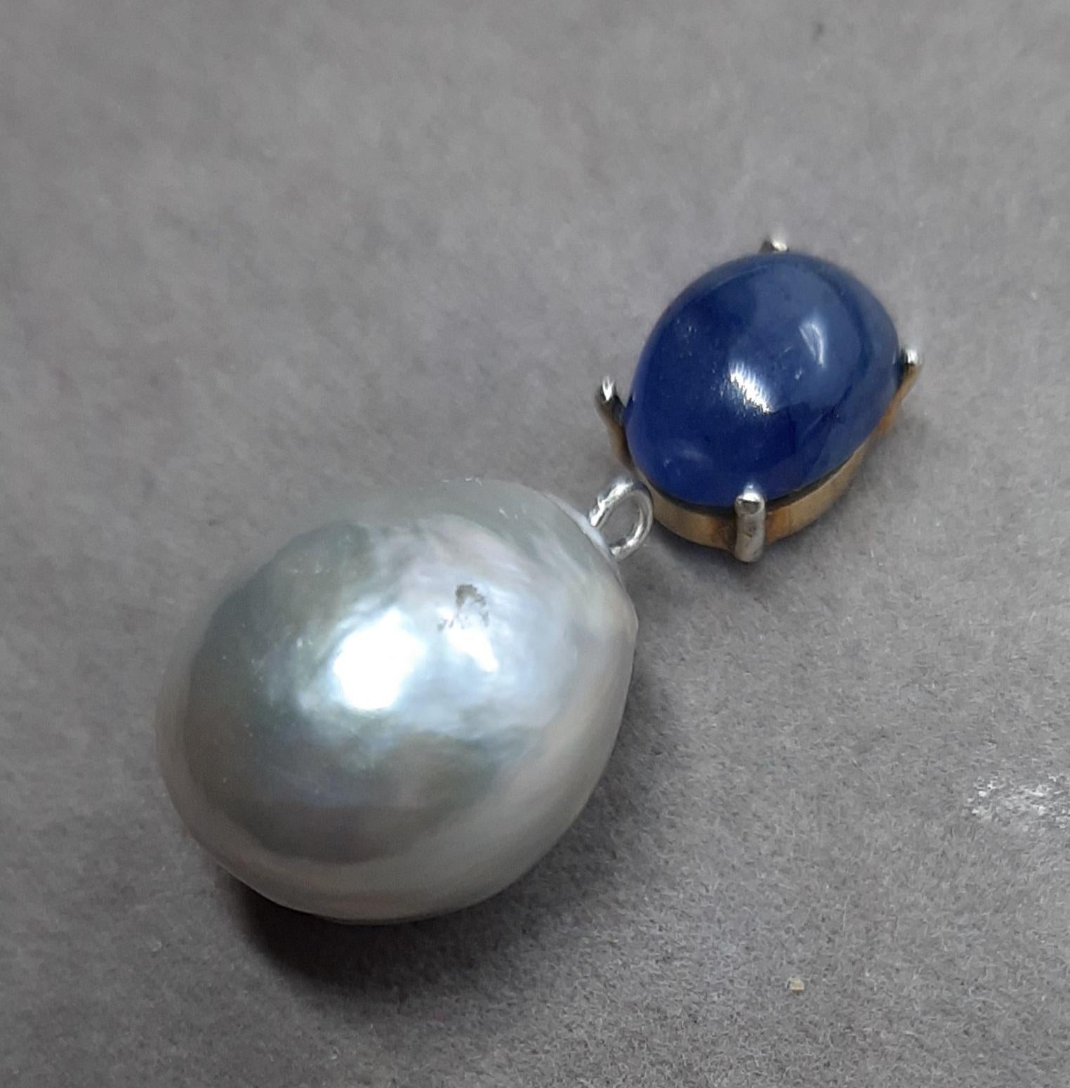 Einfacher und eleganter Kugelschreiber mit einem schönen blauen Saphir-Cabochon auf der Oberseite und einer hochglänzenden Barockperle in natürlicher Silberfarbe auf der Unterseite.  13,5 x 15,5 mm und einem Gewicht von 17 Karat.