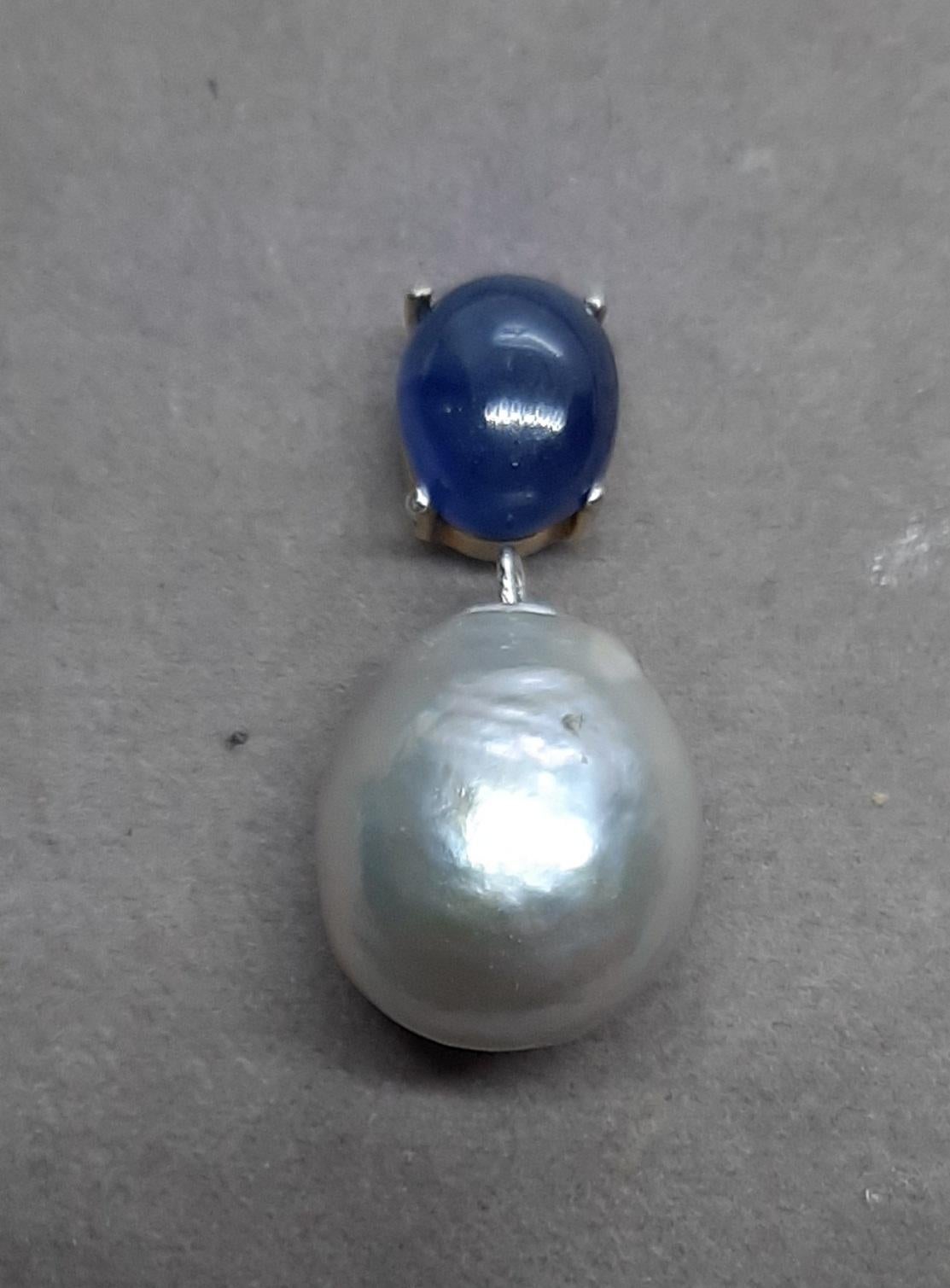 Natürliche Silber Farbe Barock Perle Blau Saphir Cab 14k Weißgold Anhänger (Kunsthandwerker*in) im Angebot