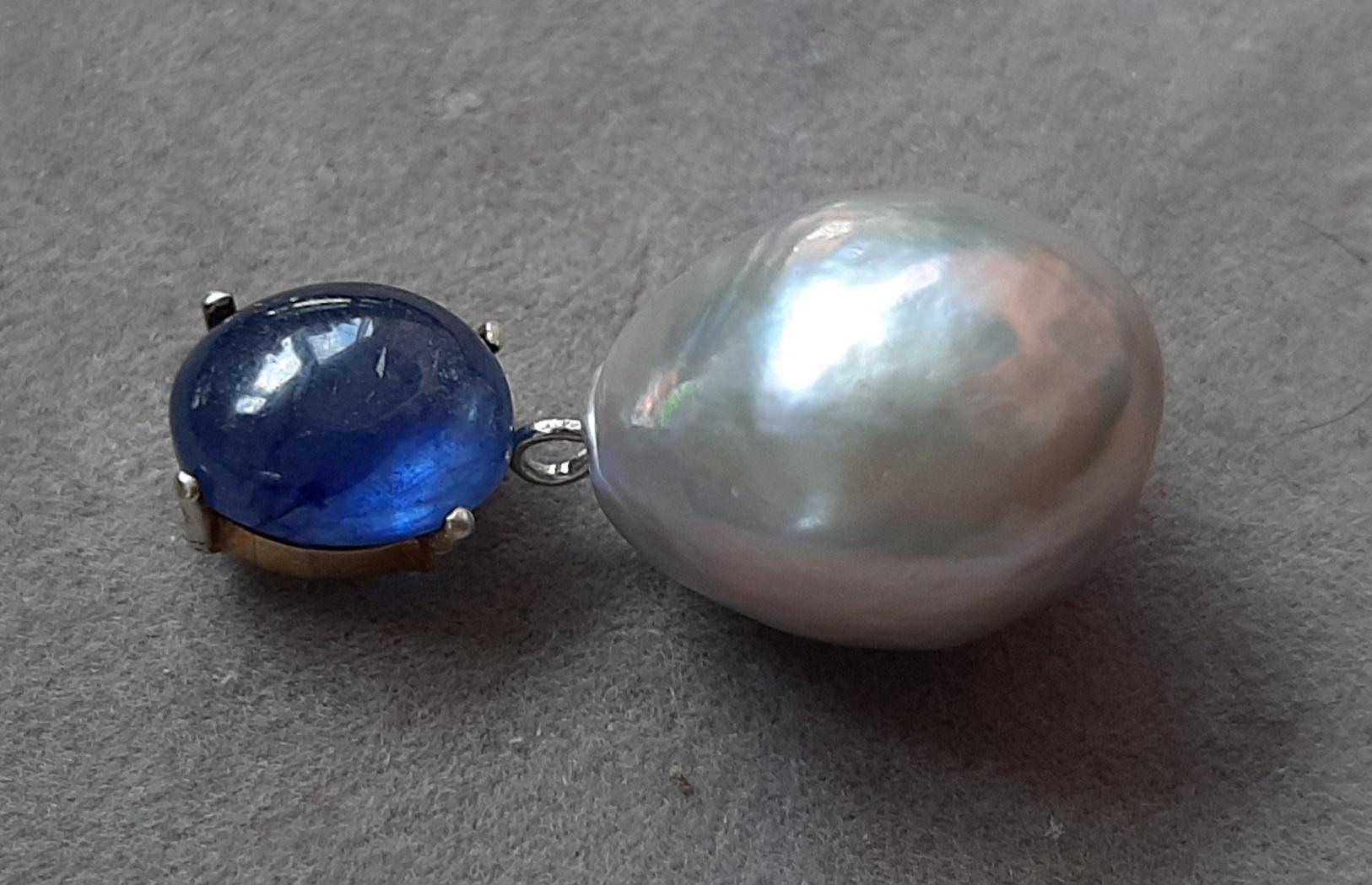 Natürliche Silber Farbe Barock Perle Blau Saphir Cab 14k Weißgold Anhänger (Ovalschliff) im Angebot