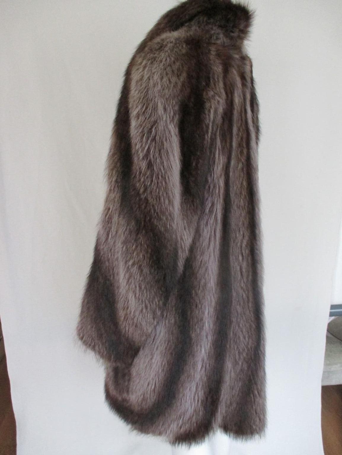 This vintage coat is made of very high quality silver raccoon soft fur, with 3/4 lenght has 1 hook at the collar, 2 closing hooks, 1 inside pocket and 2 pockets.
Rare to find! 

We offer more fur items, view our frontstore

Can be worn by male or