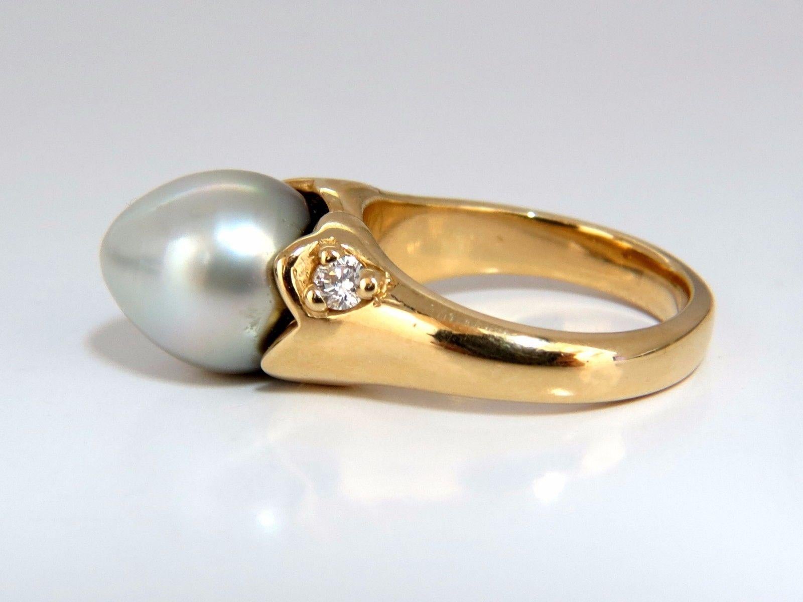 Egg shaped Tahitian

9.7 X 9.9mm natural Tahitian Peacock pearl ring

 Light silver color, Fine luster.

.20ct. Natural diamonds  

Round, Full cut brilliants.

G- color Vs-2 Clarity. 

Excellent detail.

14kt. yellow gold

7.5 grams.

Current ring