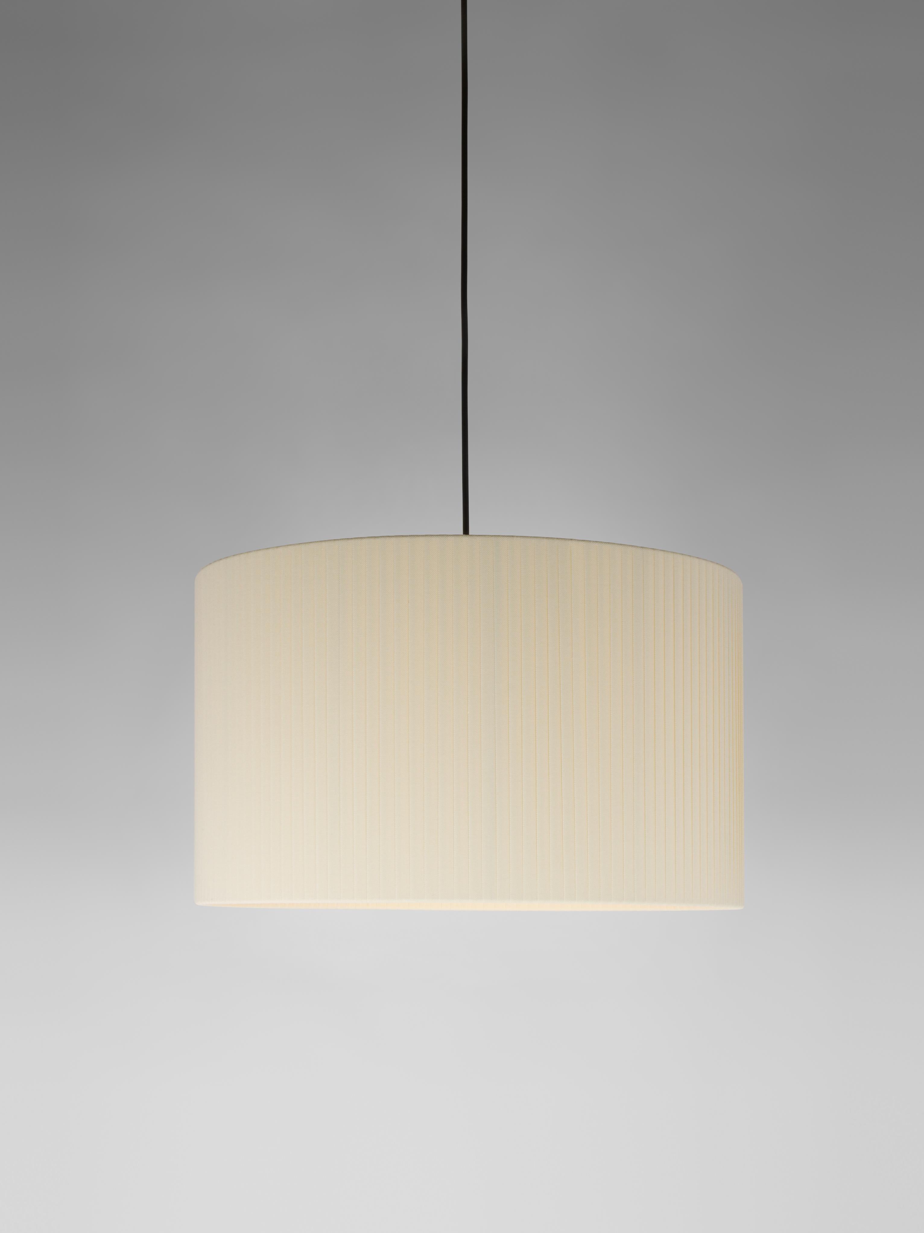 Natural Sísísí Cilíndricas GT2 pendant lamp by Santa & Cole
Dimensions: D 45 x H 27 cm
Materials: Metal, ribbon.
Available in other colors.
Also available in two lights version.

Cylindrical in shape, there are two sizes: the PT2 being the
