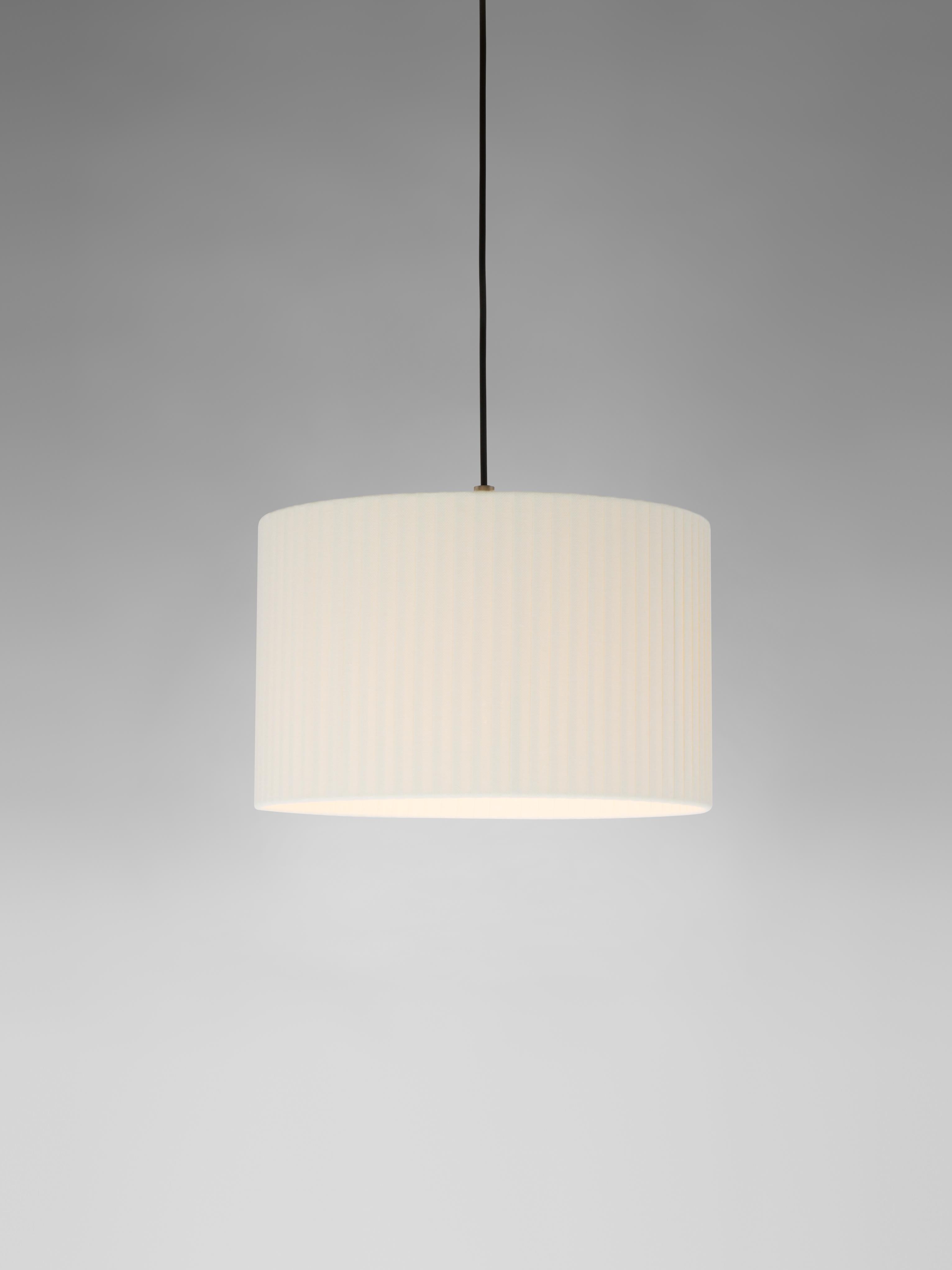 Natural Sísísí Cilíndricas PT2 pendant lamp by Santa & Cole
Dimensions: D 27 x H 17 cm
Materials: Metal, ribbon.
Available in stitched beige parchment or natural ribbon.

Cylindrical in shape, there are two sizes: the PT2 being the small one,