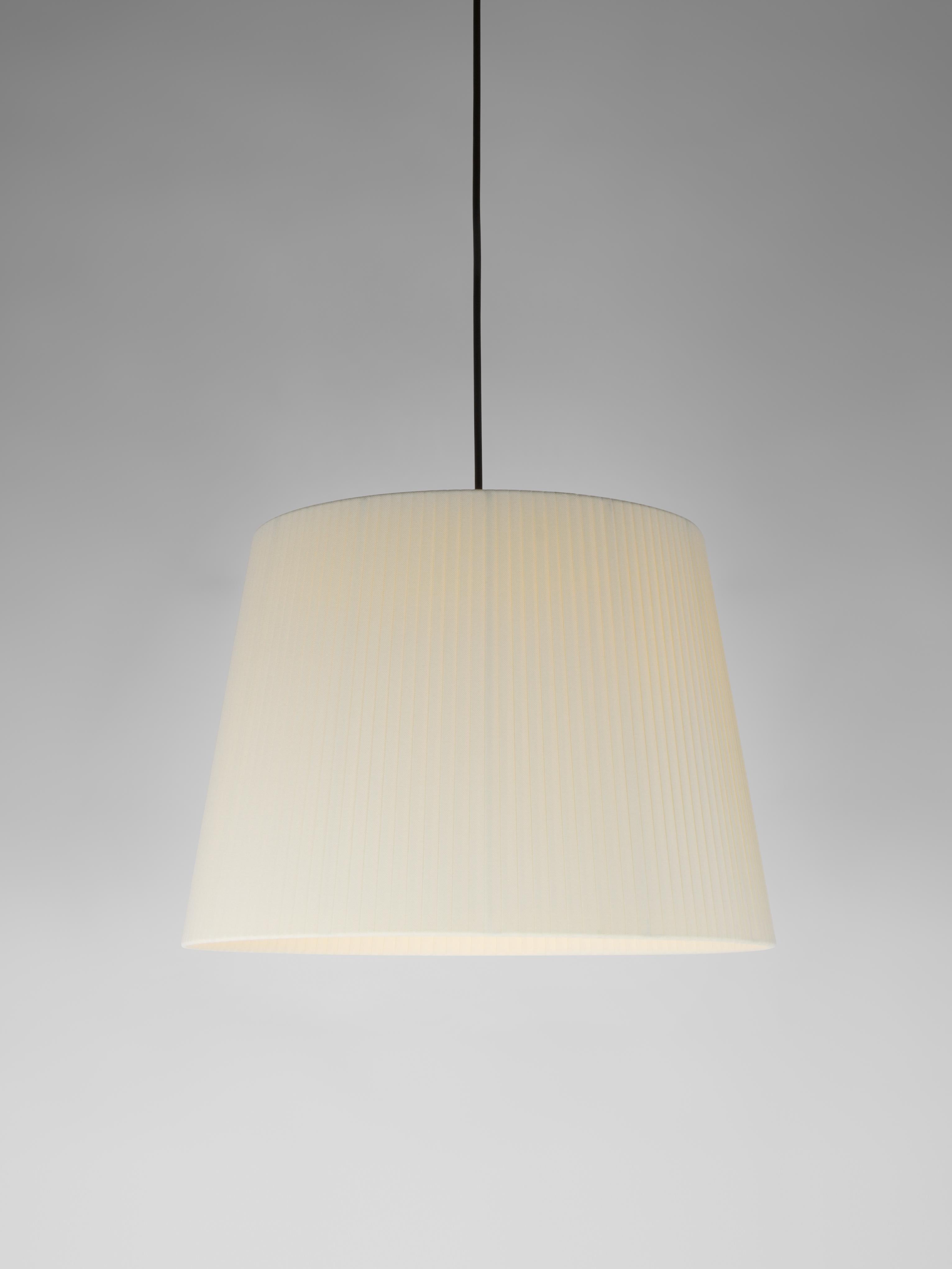 Natural Sísísí Cónicas GT1 pendant lamp by Santa & Cole
Dimensions: D 45 x H 32 cm
Materials: Metal, ribbon.
Available in other colors.
Also available in two lights version.

The conical shape group has multiple finishes and sizes. It consists