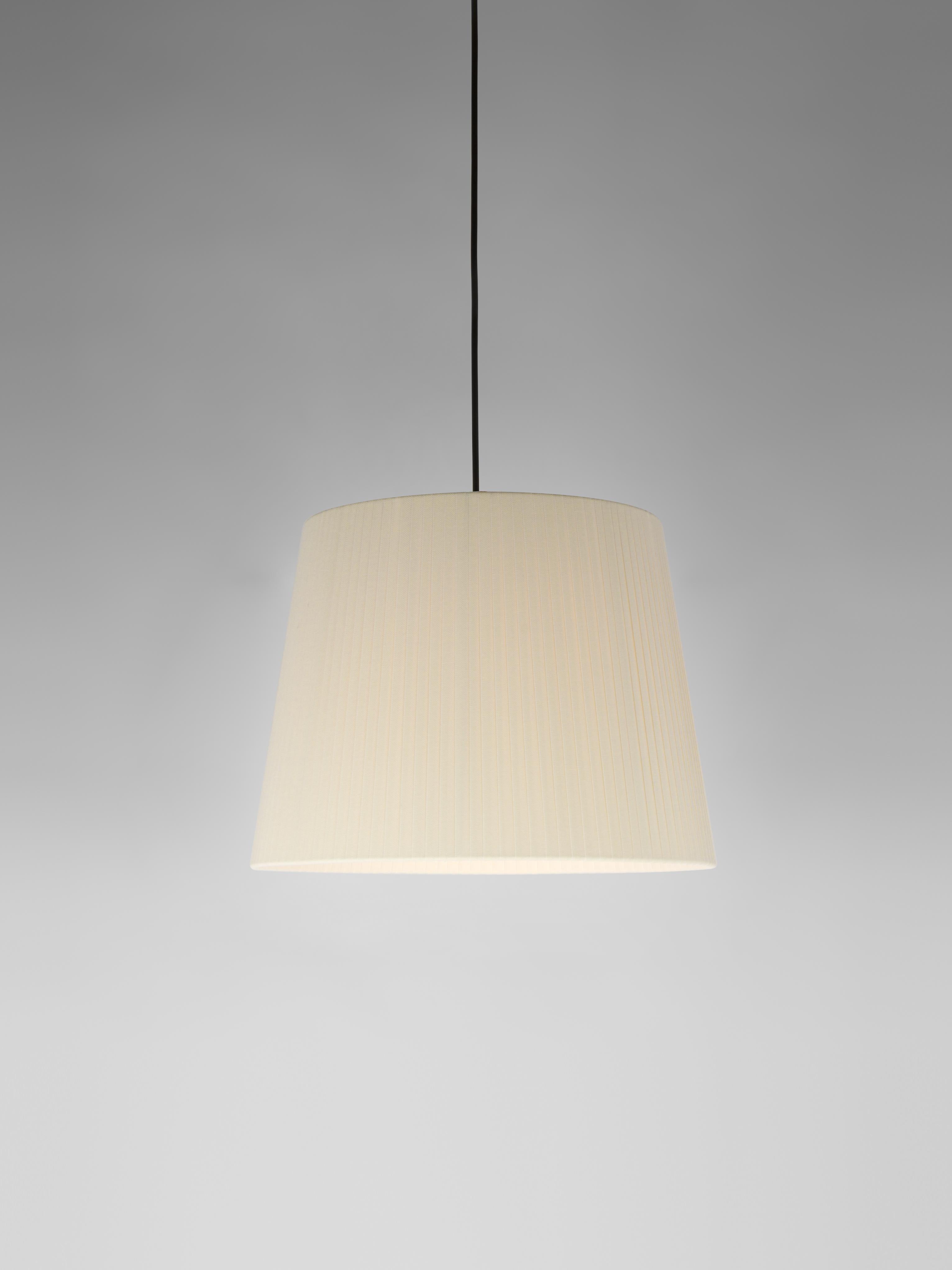 Natural Sísísí Cónicas GT3 pendant lamp by Santa & Cole.
Dimensions: D 36 x H 27 cm.
Materials: Metal, ribbon.
Available in other colors.

The conical shape group has multiple finishes and sizes. It consists of four sizes: PT1, MT1, GT1 and