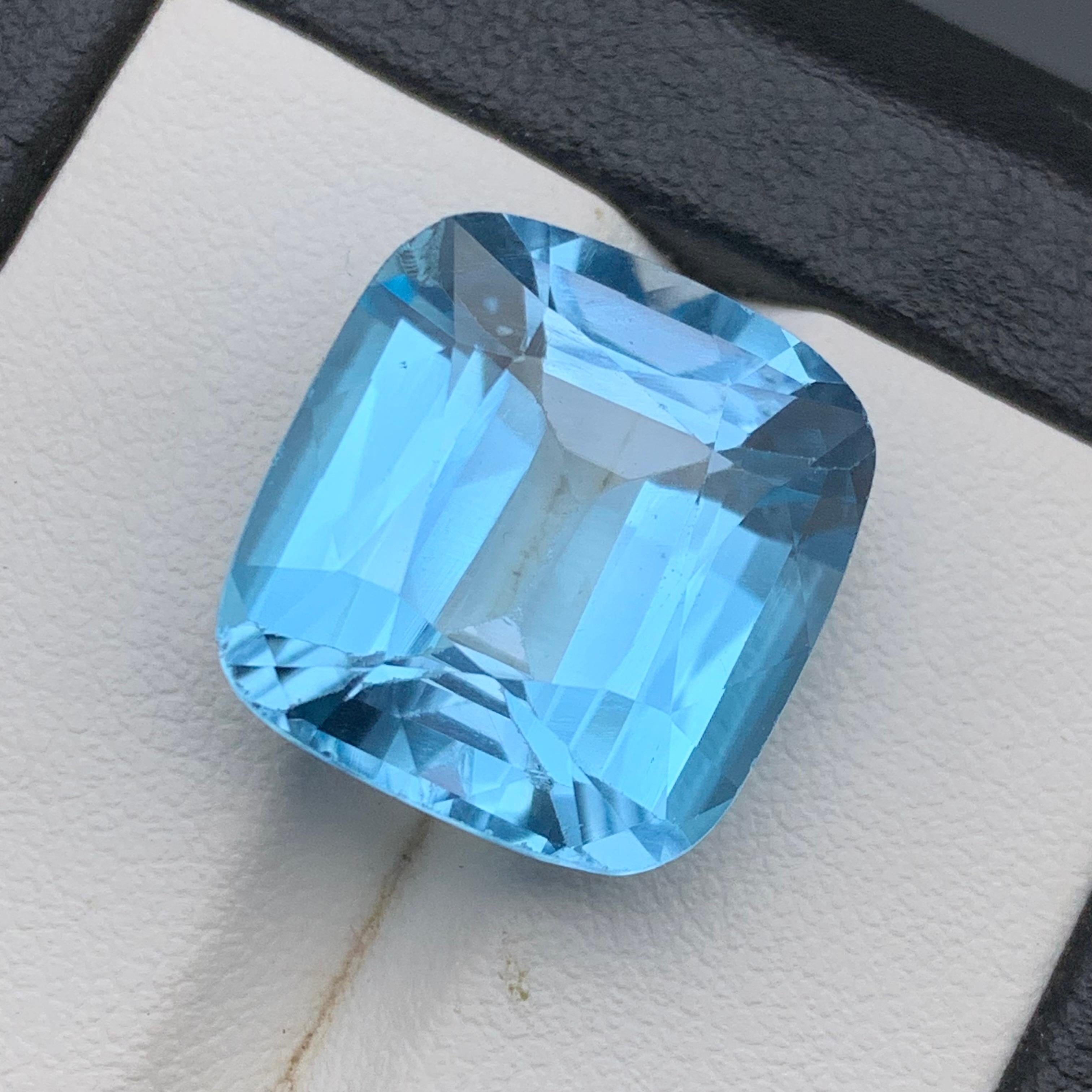 Squisita gemma sciolta di topazio svizzero naturale blu cielo per ciondoli di collane, bracciali o qualsiasi altro gioiello - taglio a cuscino dal Brasile!!!

💎 TIPO DI GEMMA: Topazio blu svizzero
⚖️ PESO: 19,55 Carati
🪚 FORMA E TAGLIO: Taglio a