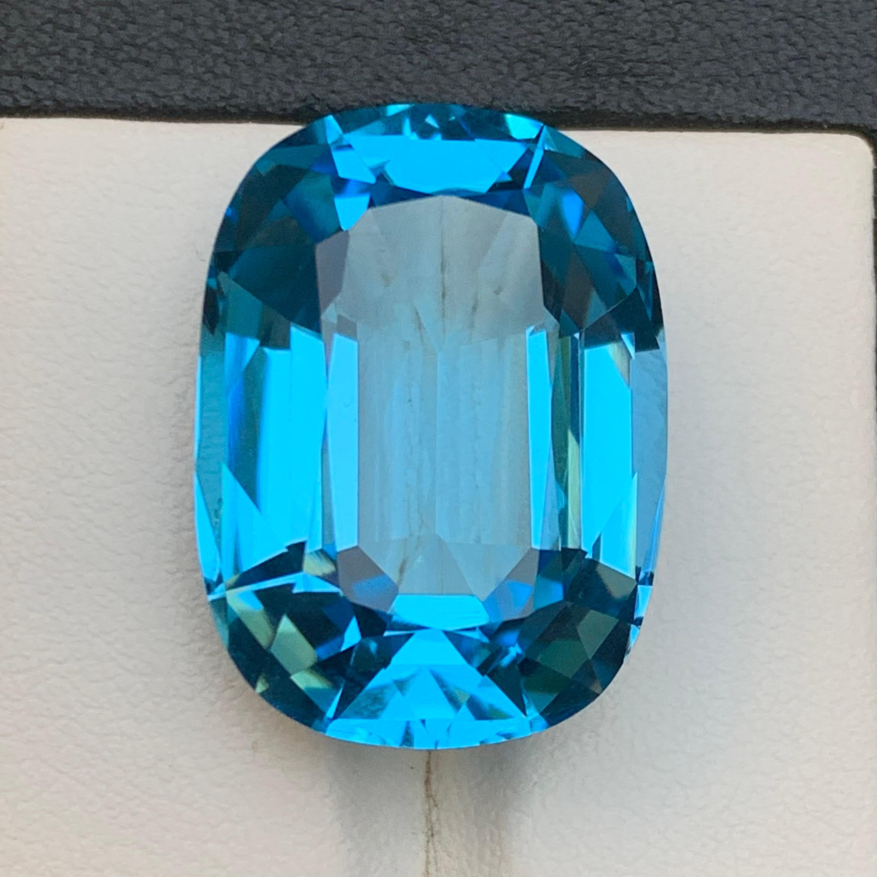 Natürlicher himmelblauer Schweizer Topas 42 Ct Oval Cushion Cut Loser Edelstein für Anhänger (Kissenschliff) im Angebot