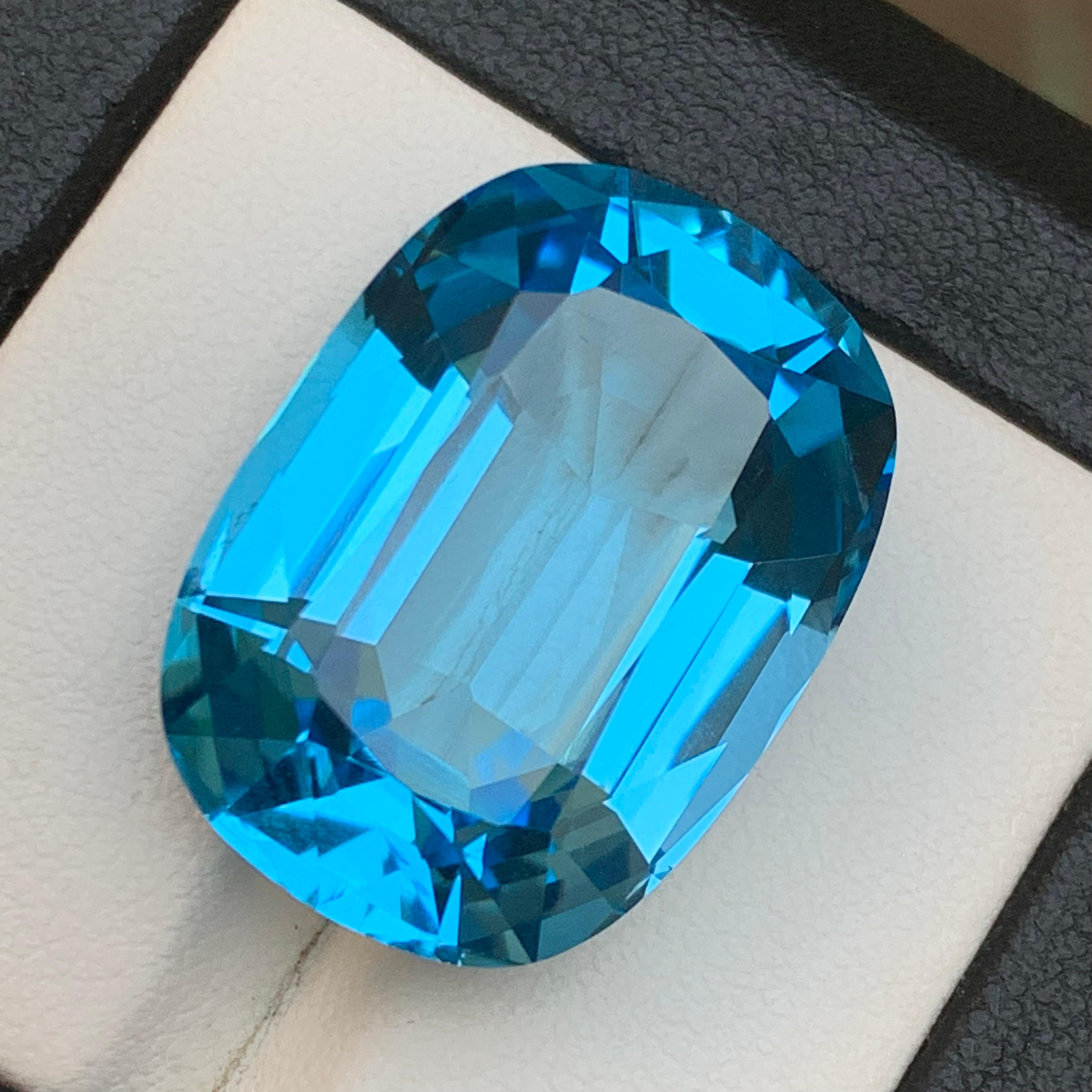 Natürlicher himmelblauer Schweizer Topas 42 Ct Oval Cushion Cut Loser Edelstein für Anhänger für Damen oder Herren im Angebot