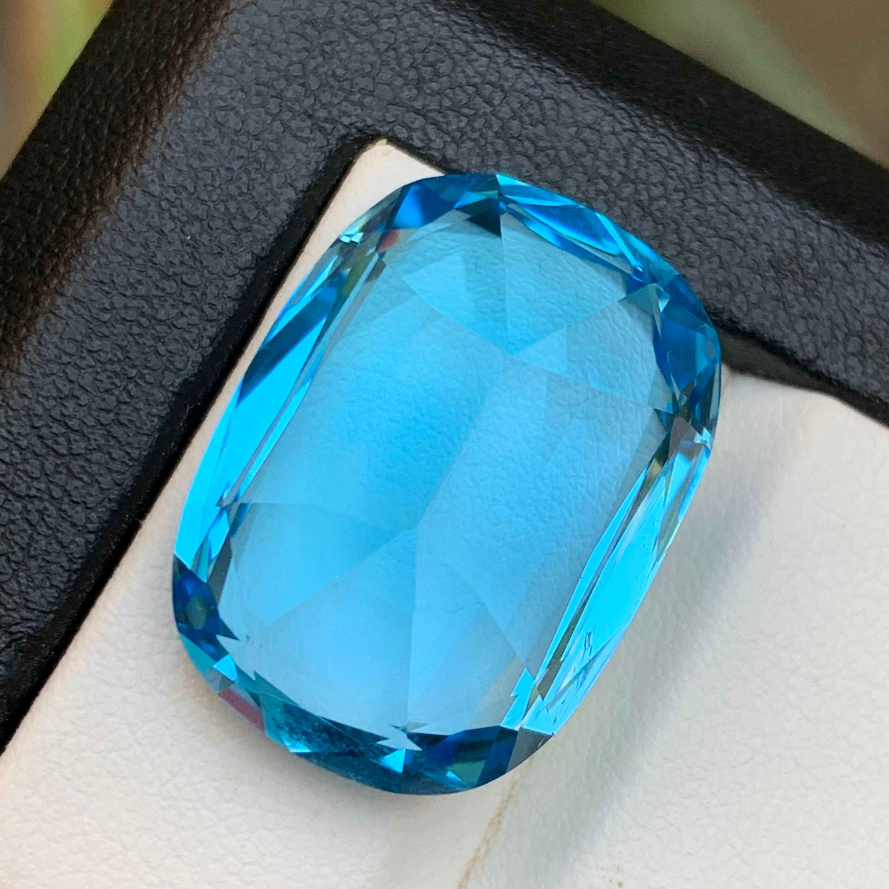 Natürlicher himmelblauer Schweizer Topas 42 Ct Oval Cushion Cut Loser Edelstein für Anhänger im Angebot 1