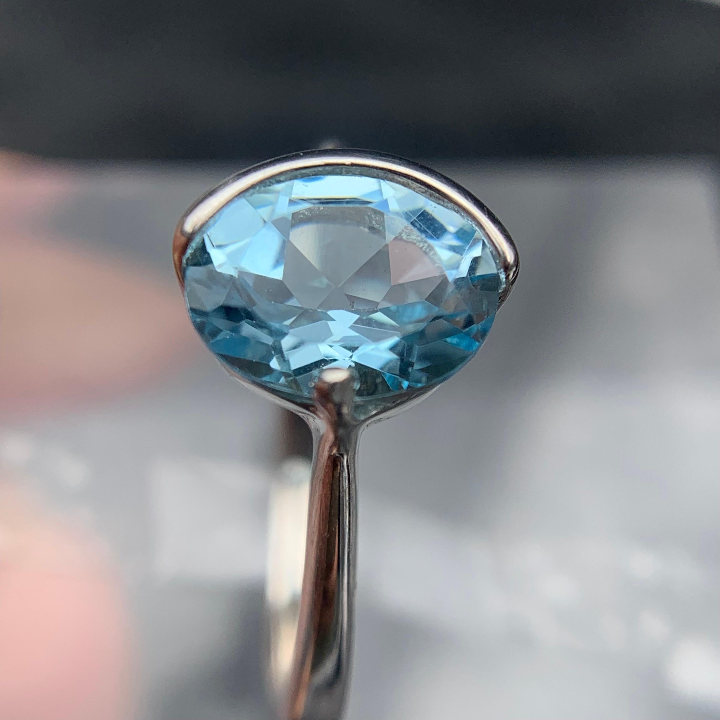 Contemporary Natural Sky Blue Topaz Ring 925 Sterling Silver Oval Cushion Cut Size 7 Cocktail For Sale