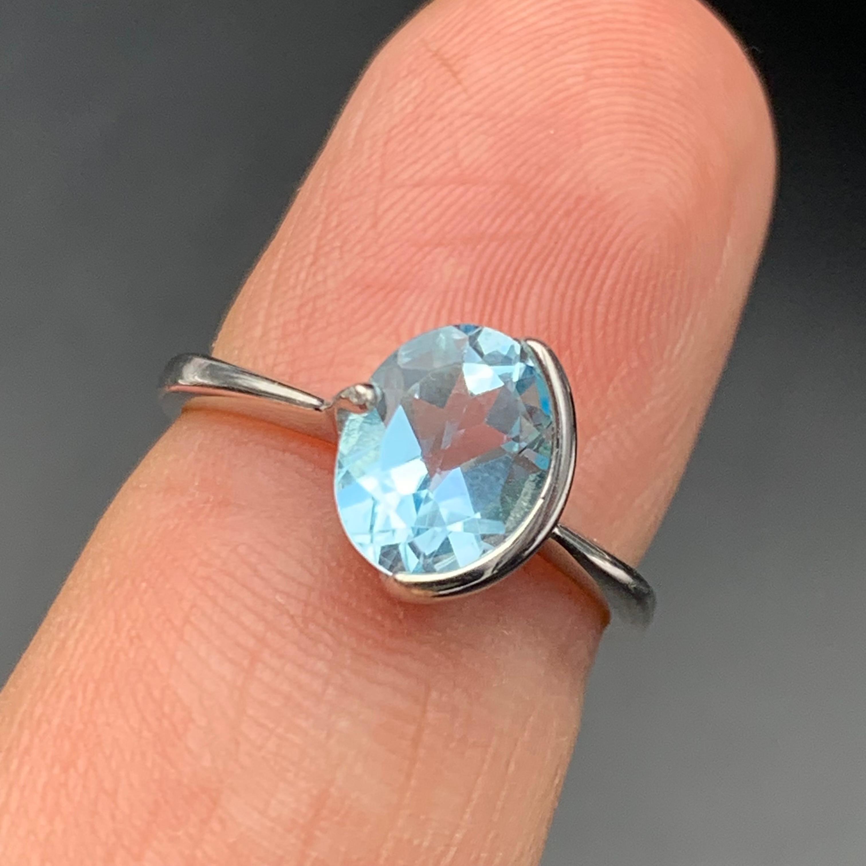 Natural Sky Blue Topaz Ring 925 Sterling Silver Oval Cushion Cut Size 7 Cocktail In New Condition For Sale In Peshawar, PK