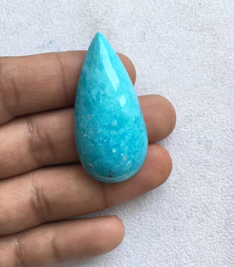 Türkis-Cabochons „Natural Sleeping Beauty“ aus Arizona, Großer Edelstein (Tropfenschliff)