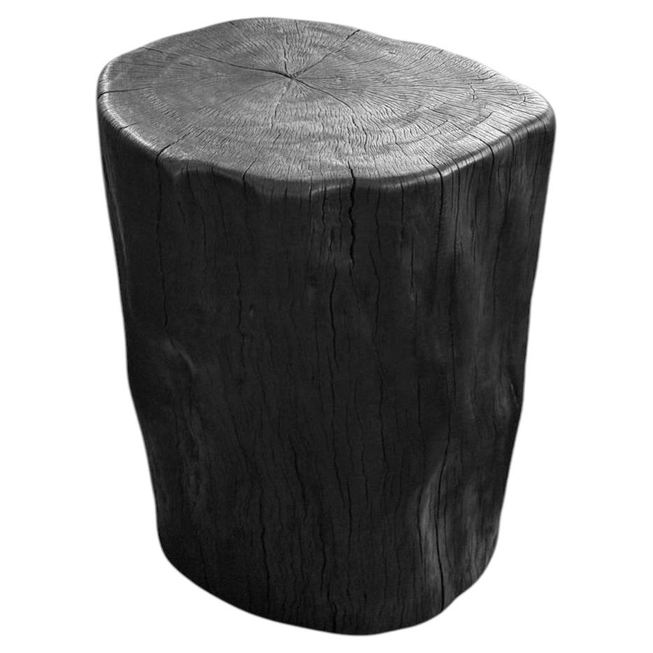 Tavolino in legno massiccio di litchi naturale con finitura color carbone, organico moderno