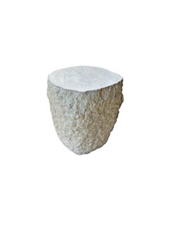 Mesa auxiliar de mármol macizo natural con acabado cincelado y tablero liso