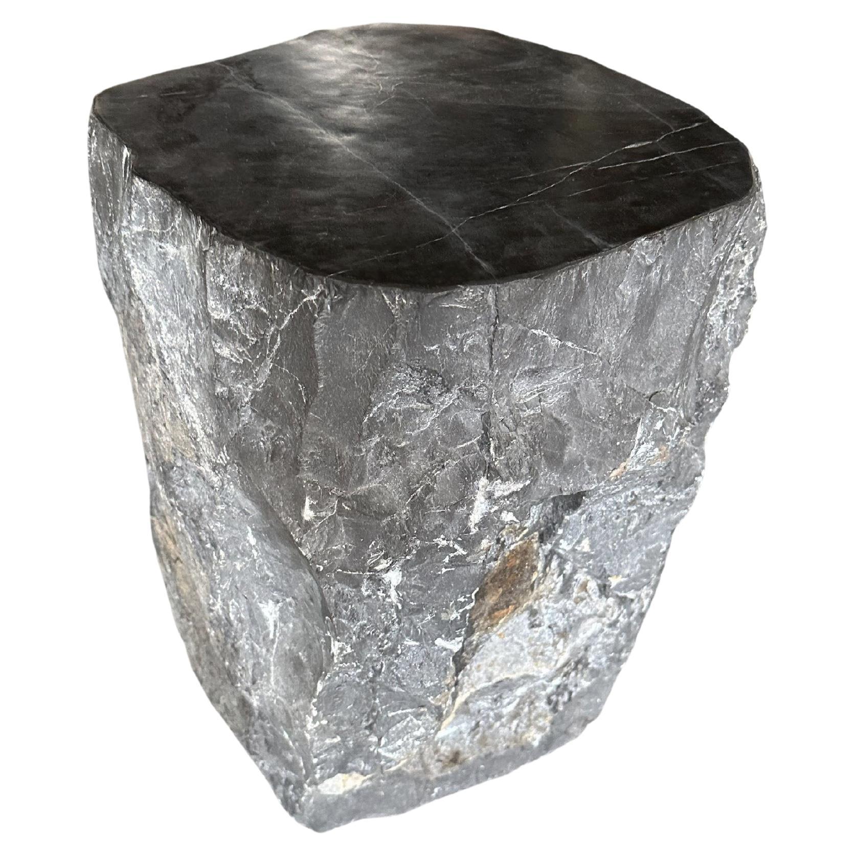 Mesa auxiliar de mármol macizo natural con acabado cincelado y tablero liso