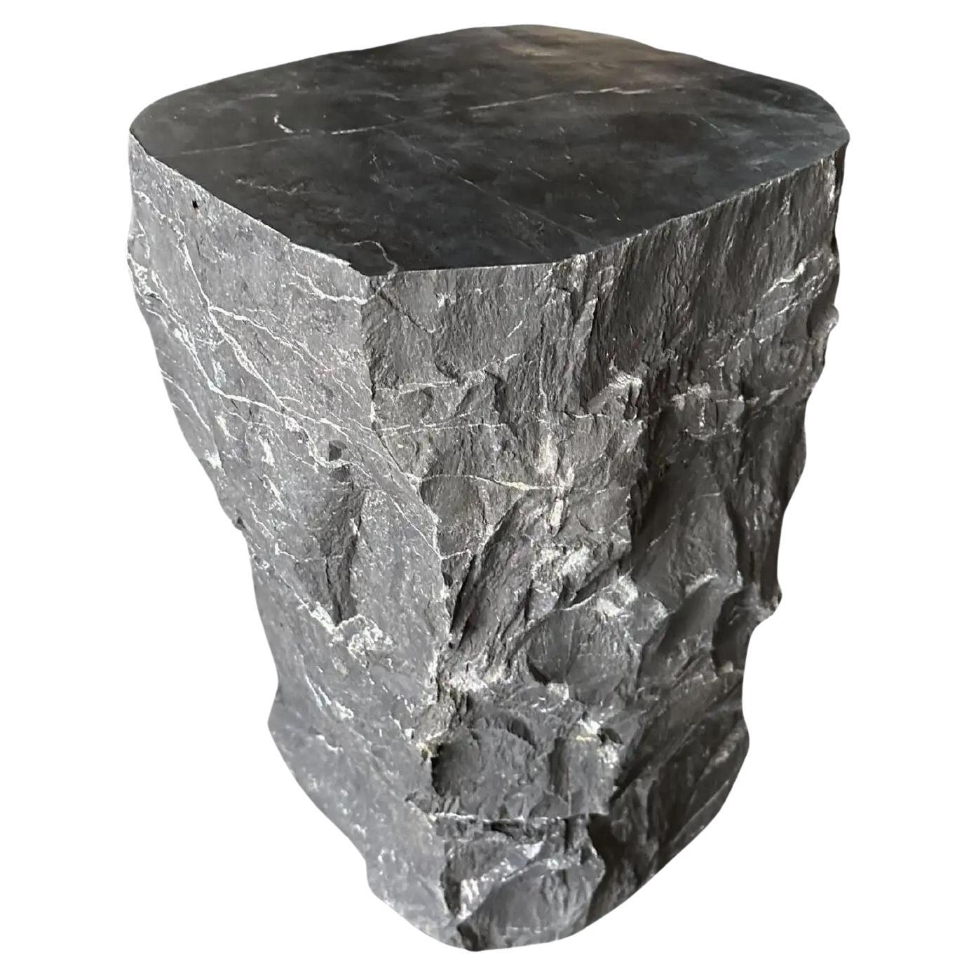 Mesa auxiliar de mármol macizo natural con acabado cincelado y tablero liso