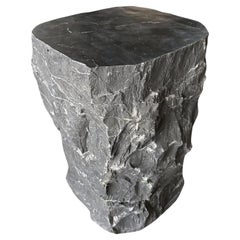 Tavolino in marmo massiccio naturale con finitura cesellata e piano liscio