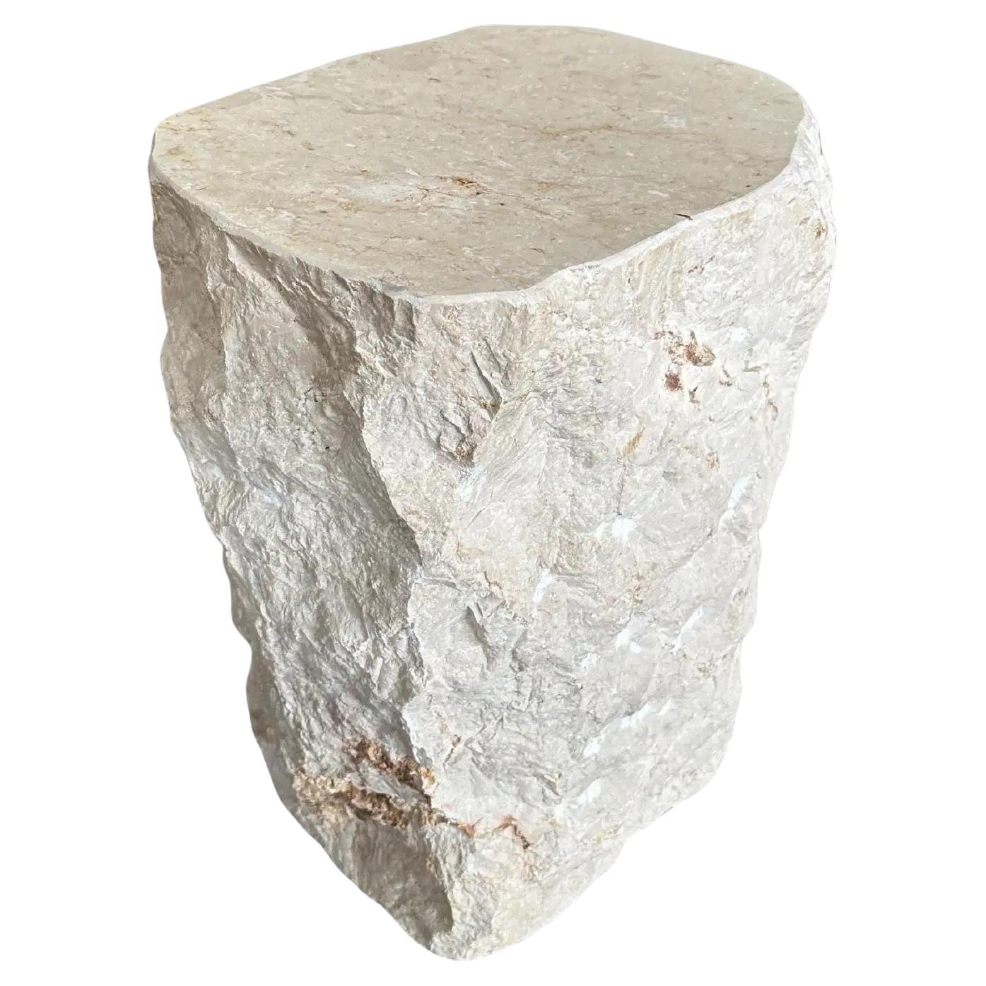 Mesa auxiliar de mármol macizo natural con acabado cincelado y tablero liso