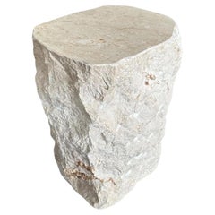 Tavolino in marmo massiccio naturale con finitura cesellata e piano liscio
