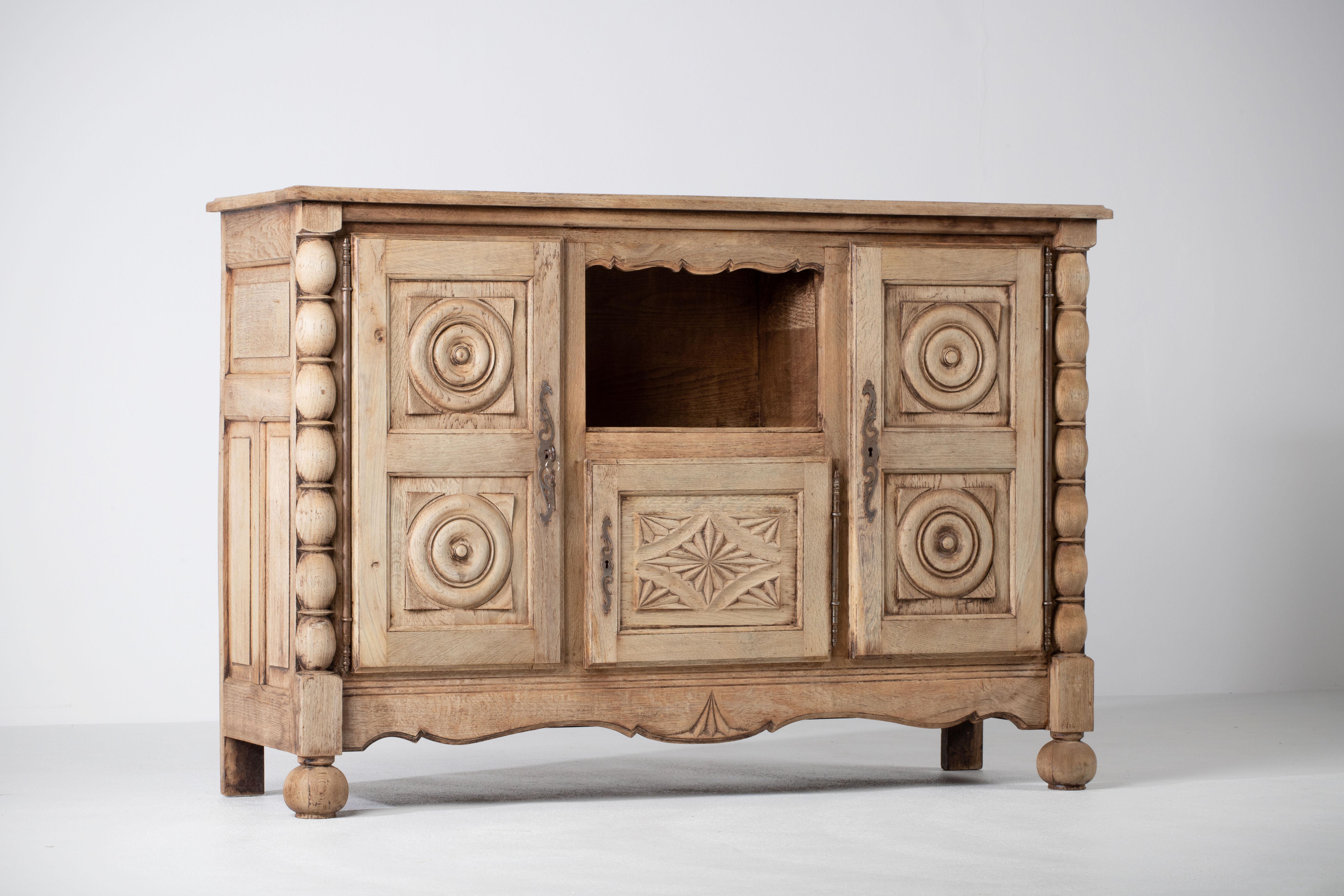 Natural  solid Oak Credenza, France, 1940s In Good Condition For Sale In Wiesbaden, DE