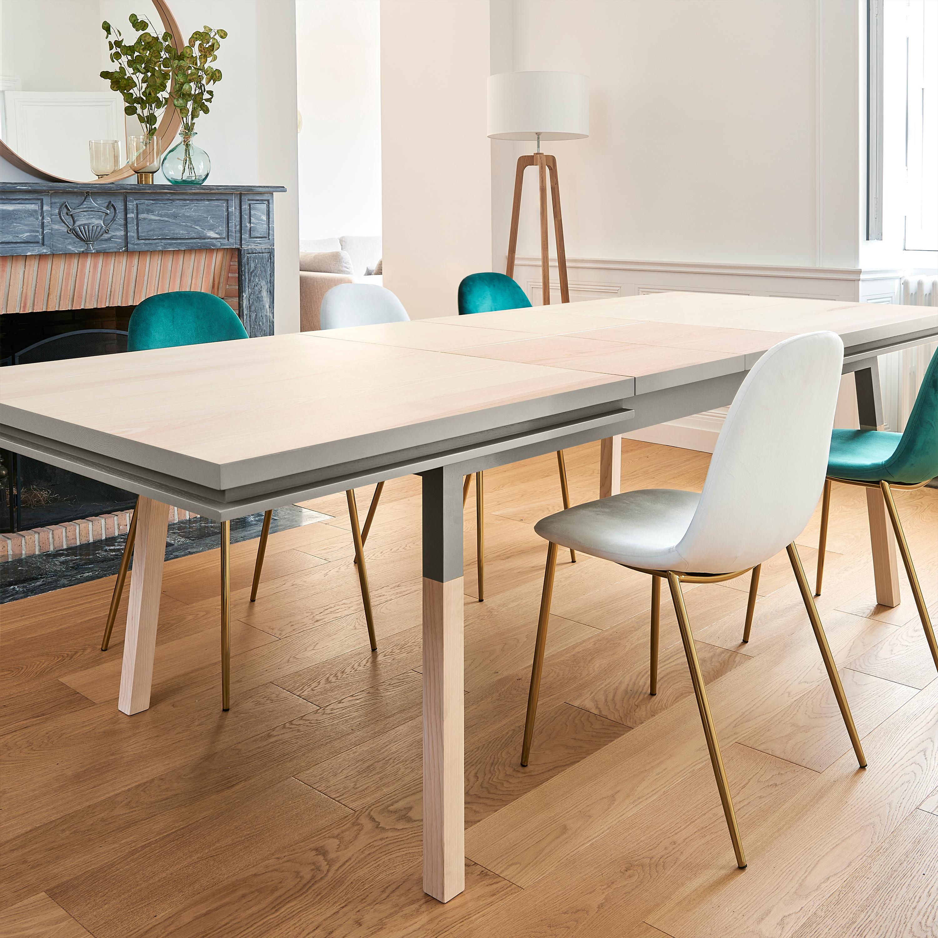 Français Table de salle à manger en bois massif naturel avec une finition gris clair, design E. Gizard en vente