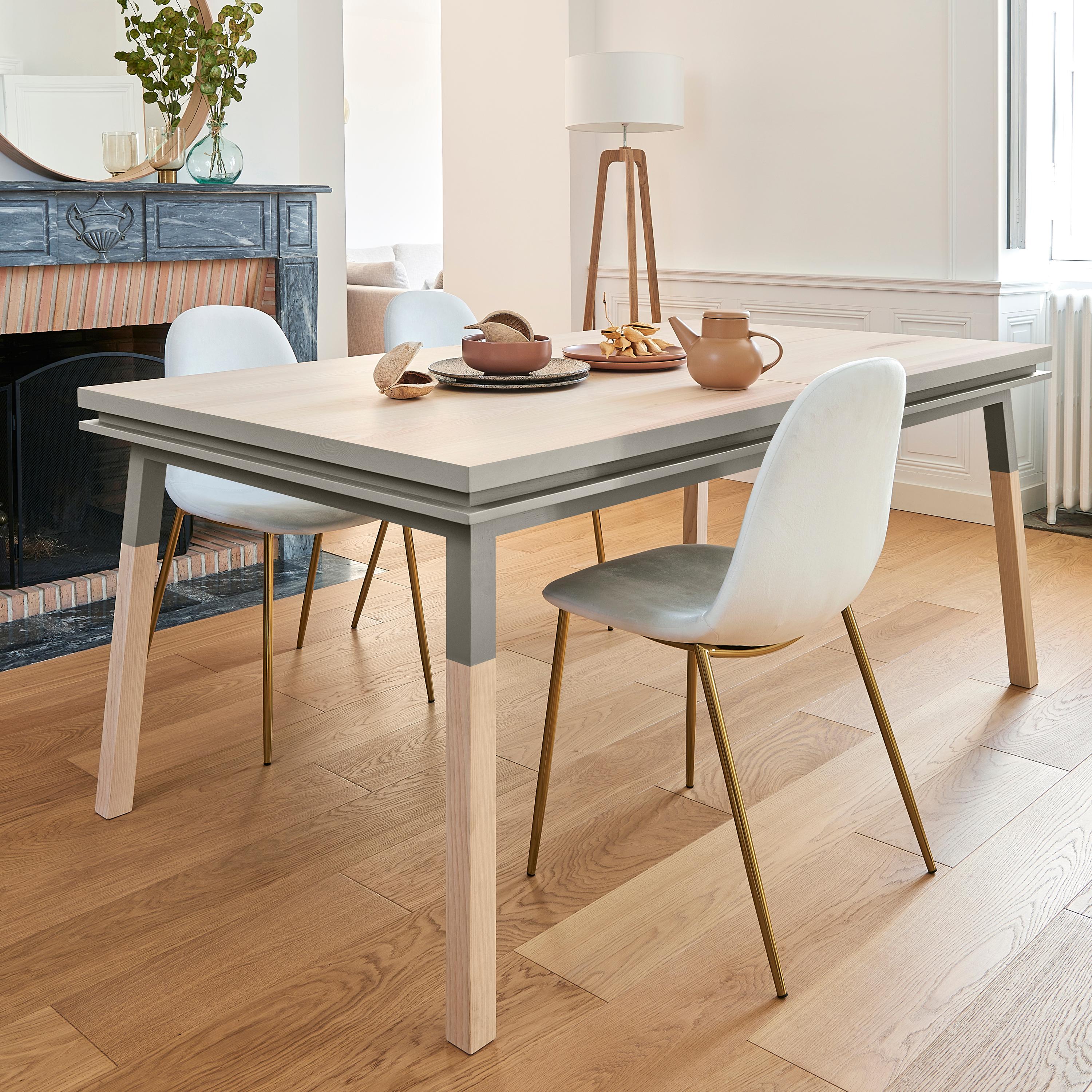 Fait main Table de salle à manger en bois massif naturel avec une finition gris clair, design E. Gizard en vente
