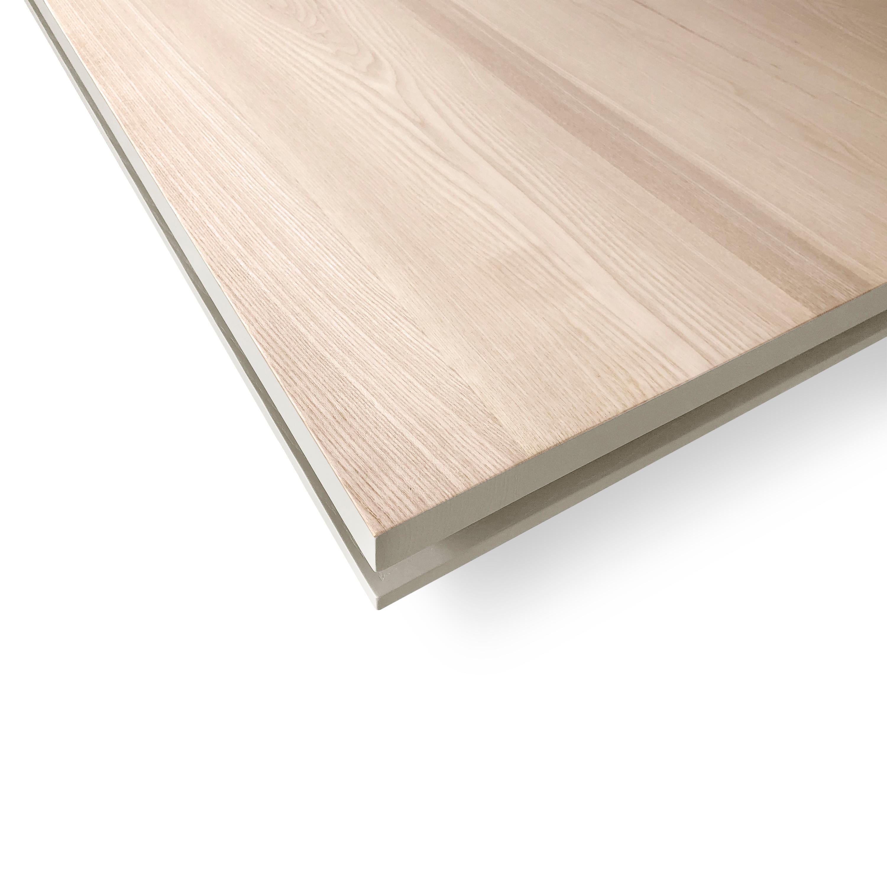 Table de salle à manger en bois massif naturel avec une finition gris clair, design E. Gizard en vente 1
