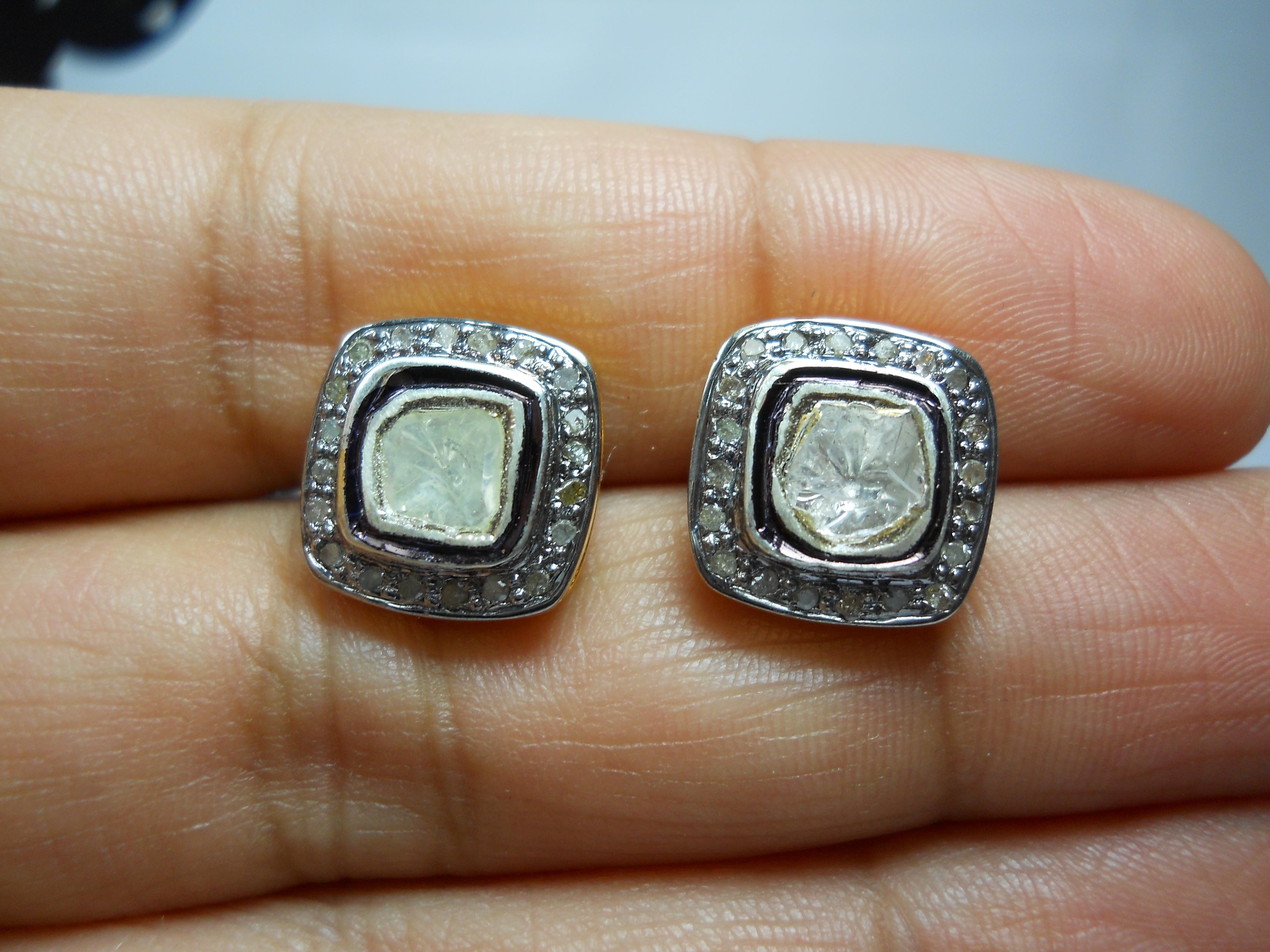 -Type de diamant - Diamant naturel non taillé

-Couleur diamant - blanc avec une teinte de gris

-Poids des diamants : 2,85ctw

-Métal - Argent 925

Couleur du métal - plaqué or jaune

