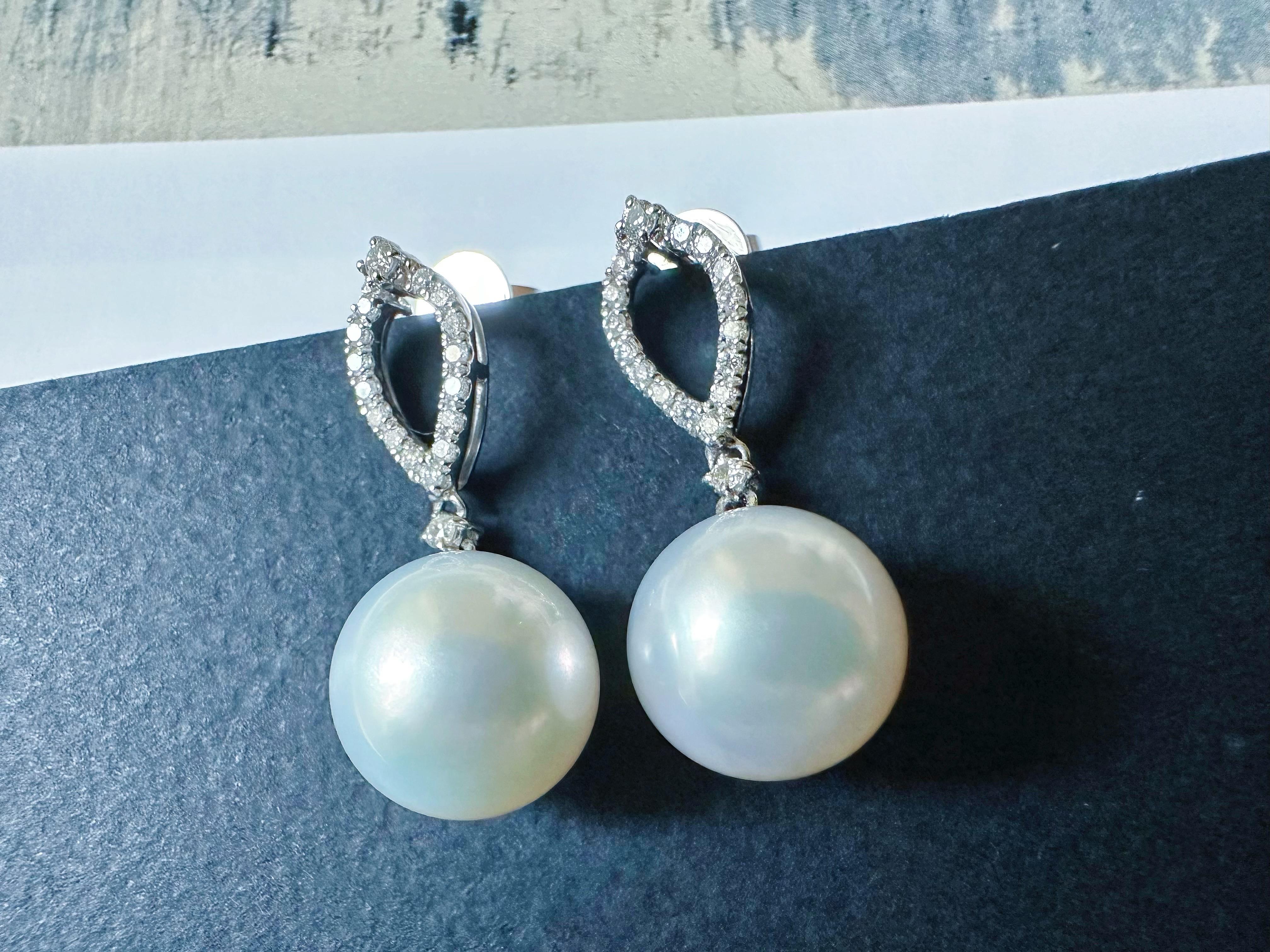 Natural South Sea Pearl Drop Earrings in 18K White Gold with Diamond en venta 4