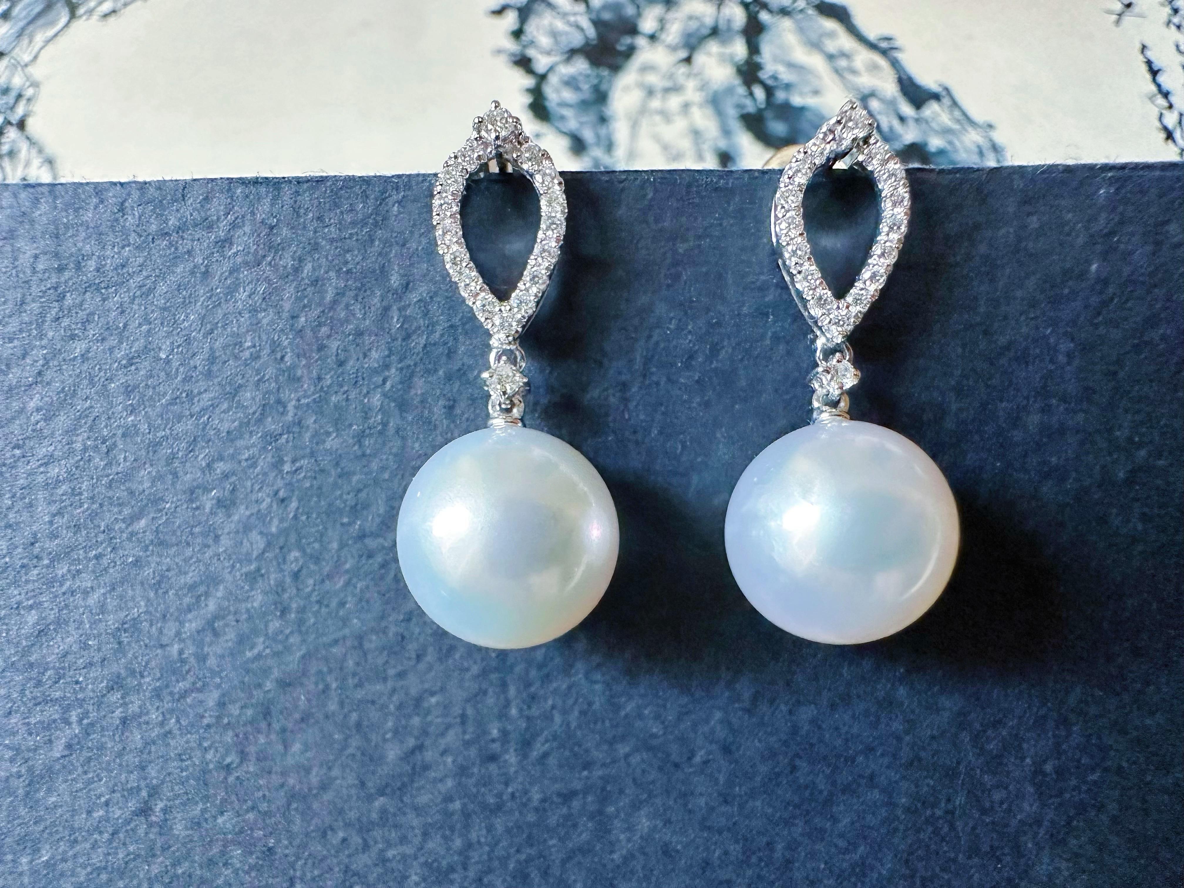 Natural South Sea Pearl Drop Earrings in 18K White Gold with Diamond Corte redondo en venta