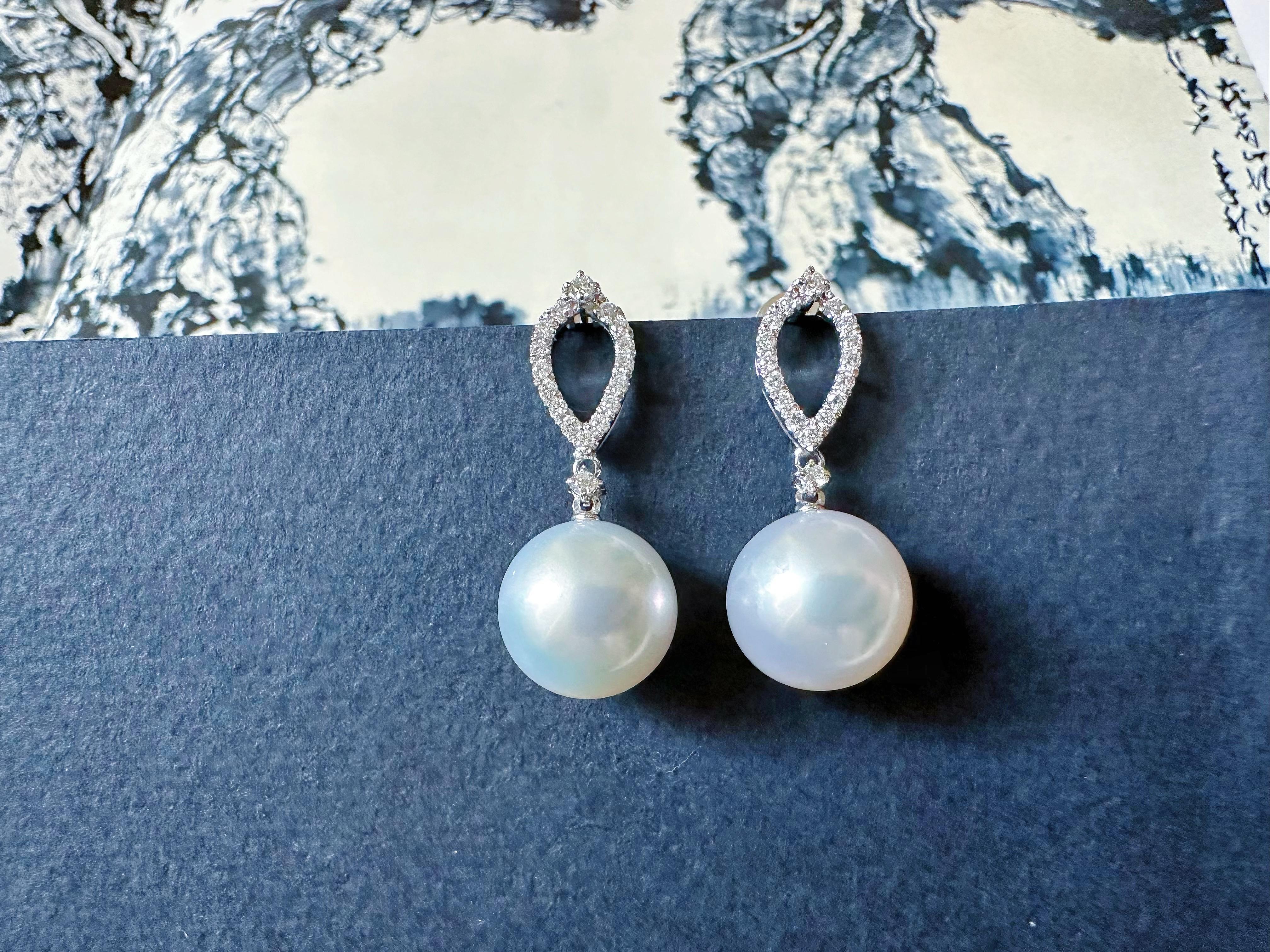 Femenino o masculino Natural South Sea Pearl Drop Earrings in 18K White Gold with Diamond en venta