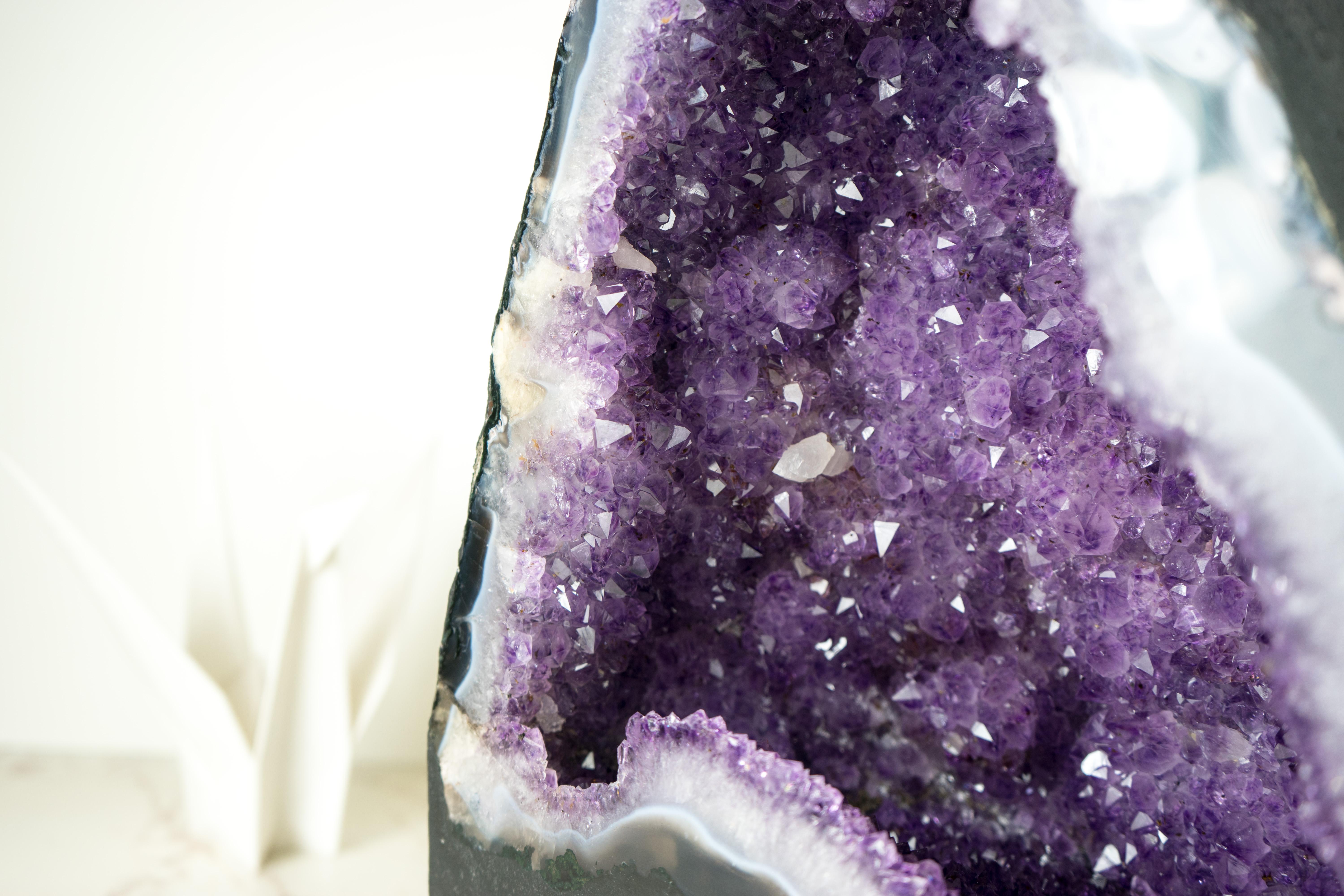 Brasiliano Nature Geode di ametista viola scintillante Geode di agata a bande blu cattedrale in vendita